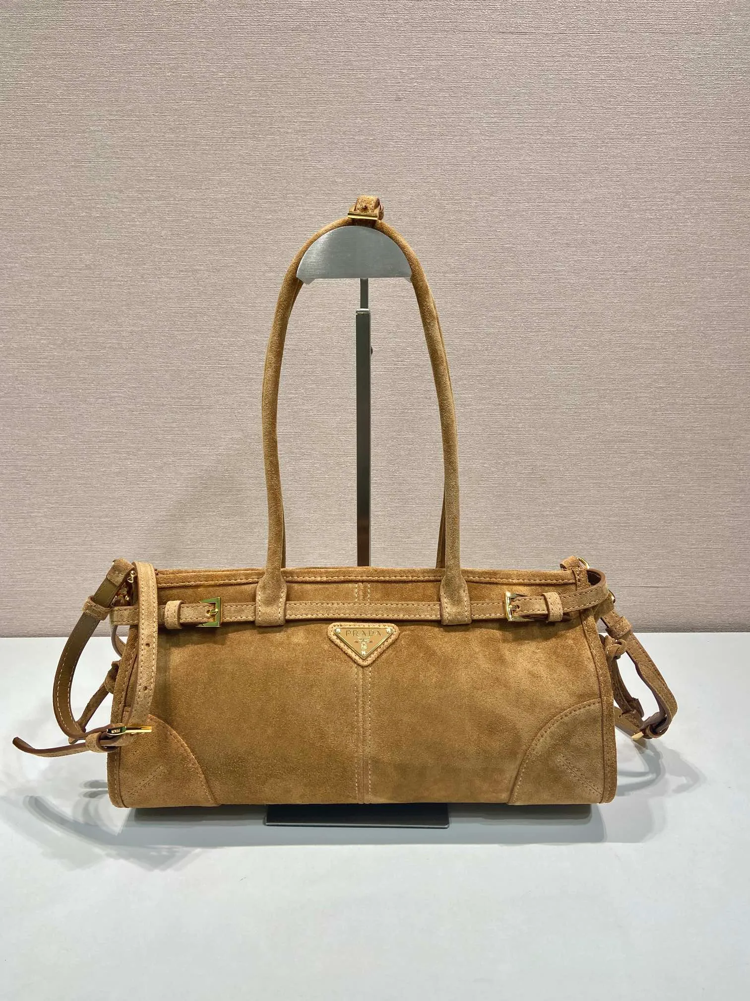 💰1660🎉LusSolf nubuck leather🎉1BA426 cinnamon color🎉🎉 This hand-held crossbody bag is made of imported nubuck leather, exuding a classic atmosphere. It is equipped with a detachable and adjustable long shoulder strap, which is convenient for different occasions. It has a very large capacity and is easy to use. It is definitely a must-have for fashionistas. Hurry up and take this retro style handbag home! Length 32x Height 15.5x Bottom 12cm🎉🎉🎉👏👏👏