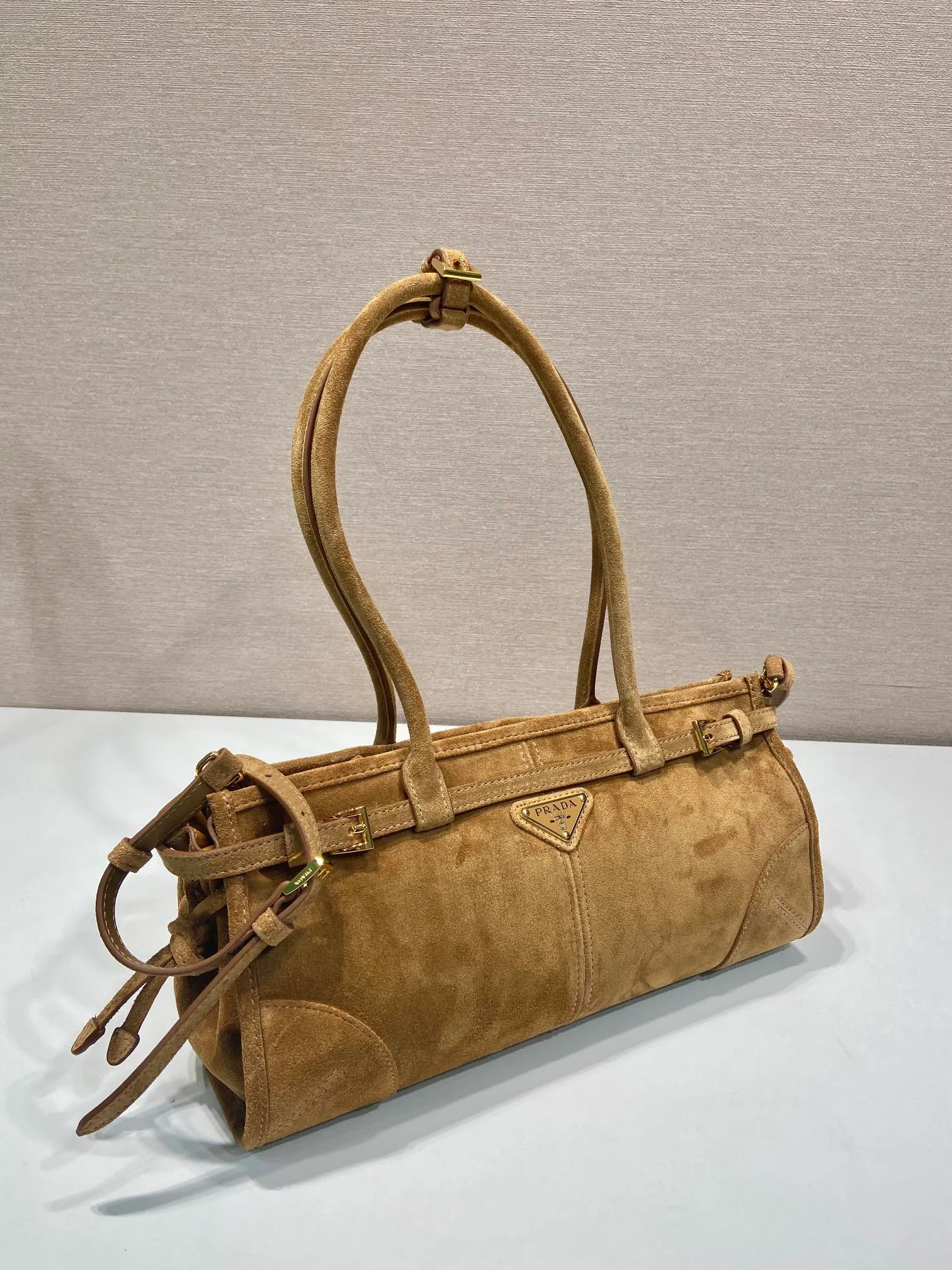 💰1660🎉LusSolf nubuck leather🎉1BA426 cinnamon color🎉🎉 This hand-held crossbody bag is made of imported nubuck leather, exuding a classic atmosphere. It is equipped with a detachable and adjustable long shoulder strap, which is convenient for different occasions. It has a very large capacity and is easy to use. It is definitely a must-have for fashionistas. Hurry up and take this retro style handbag home! Length 32x Height 15.5x Bottom 12cm🎉🎉🎉👏👏👏