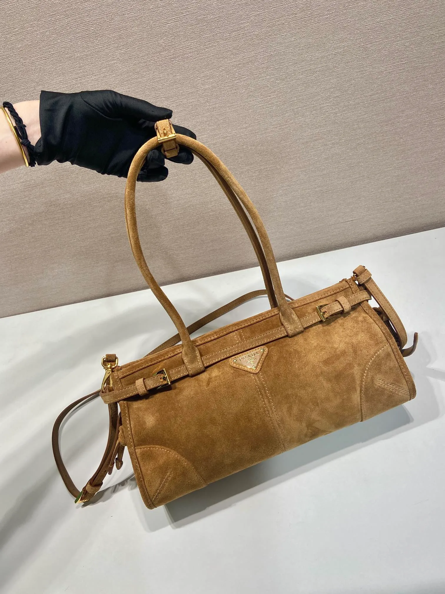 💰1660🎉LusSolf nubuck leather🎉1BA426 cinnamon color🎉🎉 This hand-held crossbody bag is made of imported nubuck leather, exuding a classic atmosphere. It is equipped with a detachable and adjustable long shoulder strap, which is convenient for different occasions. It has a very large capacity and is easy to use. It is definitely a must-have for fashionistas. Hurry up and take this retro style handbag home! Length 32x Height 15.5x Bottom 12cm🎉🎉🎉👏👏👏
