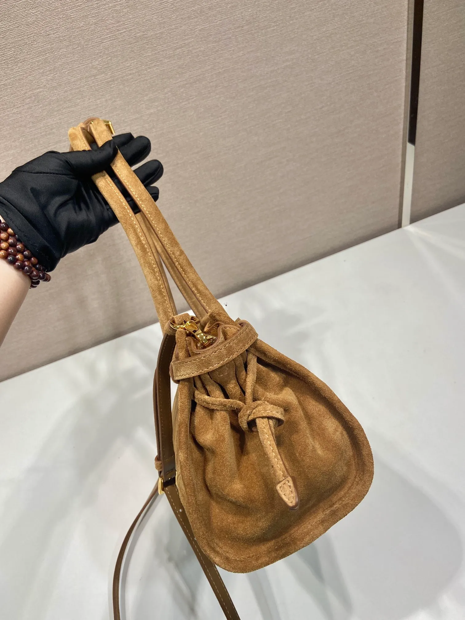 💰1660🎉LusSolf nubuck leather🎉1BA426 cinnamon color🎉🎉 This hand-held crossbody bag is made of imported nubuck leather, exuding a classic atmosphere. It is equipped with a detachable and adjustable long shoulder strap, which is convenient for different occasions. It has a very large capacity and is easy to use. It is definitely a must-have for fashionistas. Hurry up and take this retro style handbag home! Length 32x Height 15.5x Bottom 12cm🎉🎉🎉👏👏👏