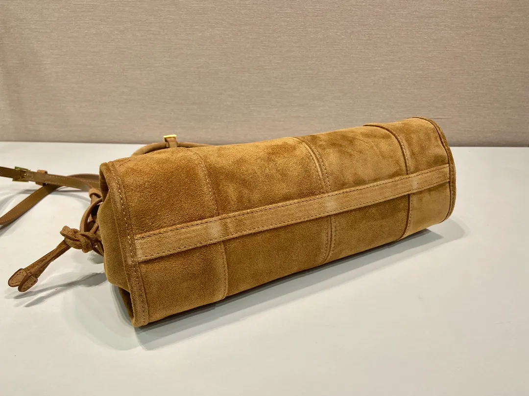 💰1660🎉LusSolf nubuck leather🎉1BA426 cinnamon color🎉🎉 This hand-held crossbody bag is made of imported nubuck leather, exuding a classic atmosphere. It is equipped with a detachable and adjustable long shoulder strap, which is convenient for different occasions. It has a very large capacity and is easy to use. It is definitely a must-have for fashionistas. Hurry up and take this retro style handbag home! Length 32x Height 15.5x Bottom 12cm🎉🎉🎉👏👏👏