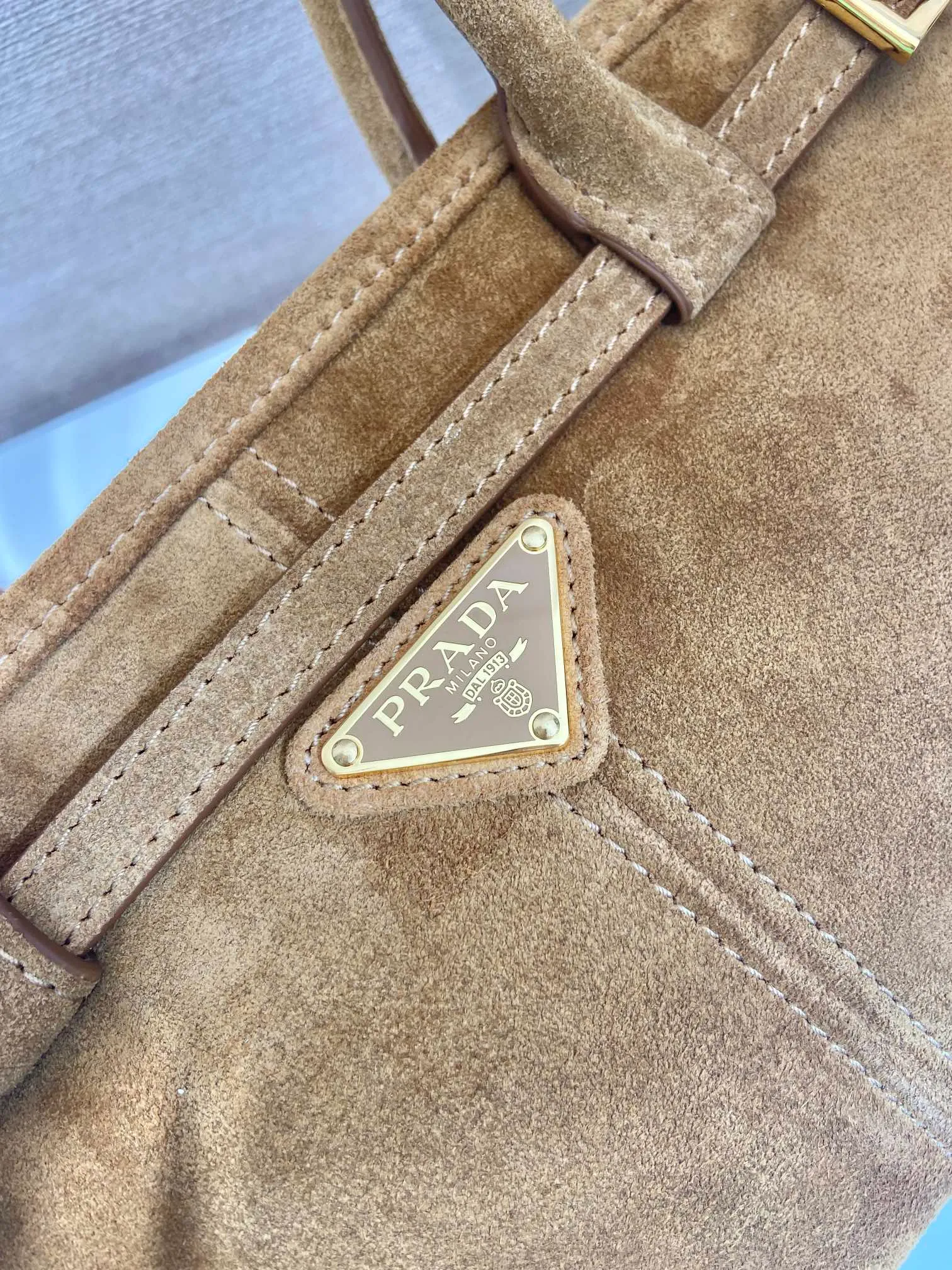 💰1660🎉LusSolf nubuck leather🎉1BA426 cinnamon color🎉🎉 This hand-held crossbody bag is made of imported nubuck leather, exuding a classic atmosphere. It is equipped with a detachable and adjustable long shoulder strap, which is convenient for different occasions. It has a very large capacity and is easy to use. It is definitely a must-have for fashionistas. Hurry up and take this retro style handbag home! Length 32x Height 15.5x Bottom 12cm🎉🎉🎉👏👏👏