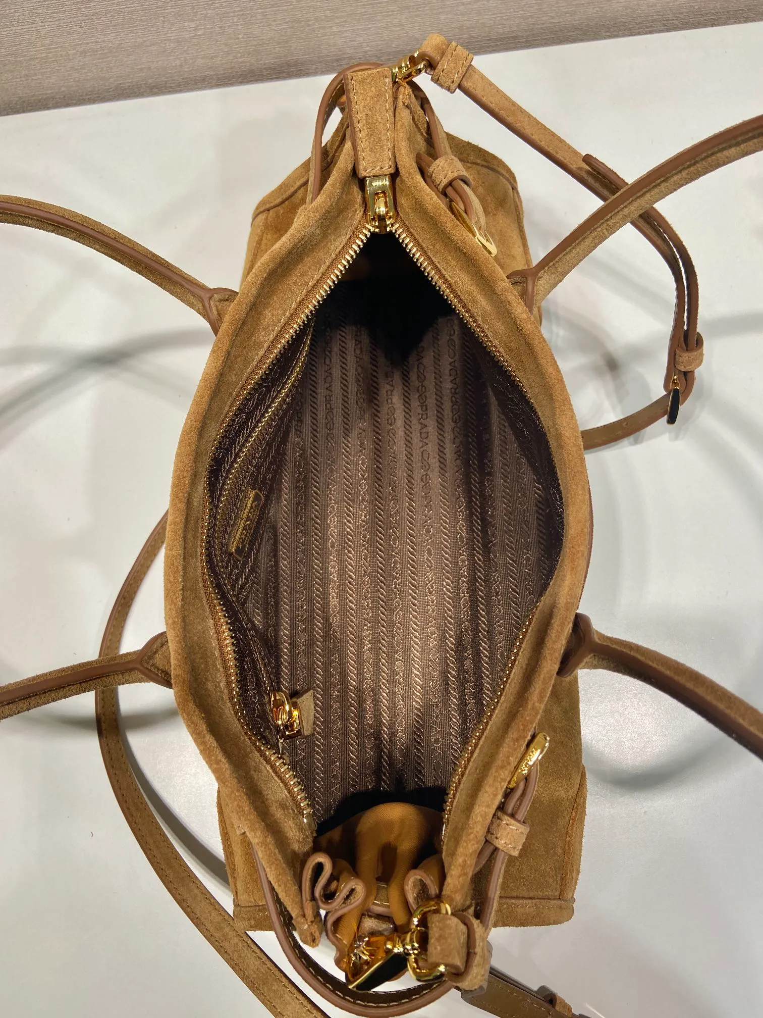 💰1660🎉LusSolf nubuck leather🎉1BA426 cinnamon color🎉🎉 This hand-held crossbody bag is made of imported nubuck leather, exuding a classic atmosphere. It is equipped with a detachable and adjustable long shoulder strap, which is convenient for different occasions. It has a very large capacity and is easy to use. It is definitely a must-have for fashionistas. Hurry up and take this retro style handbag home! Length 32x Height 15.5x Bottom 12cm🎉🎉🎉👏👏👏