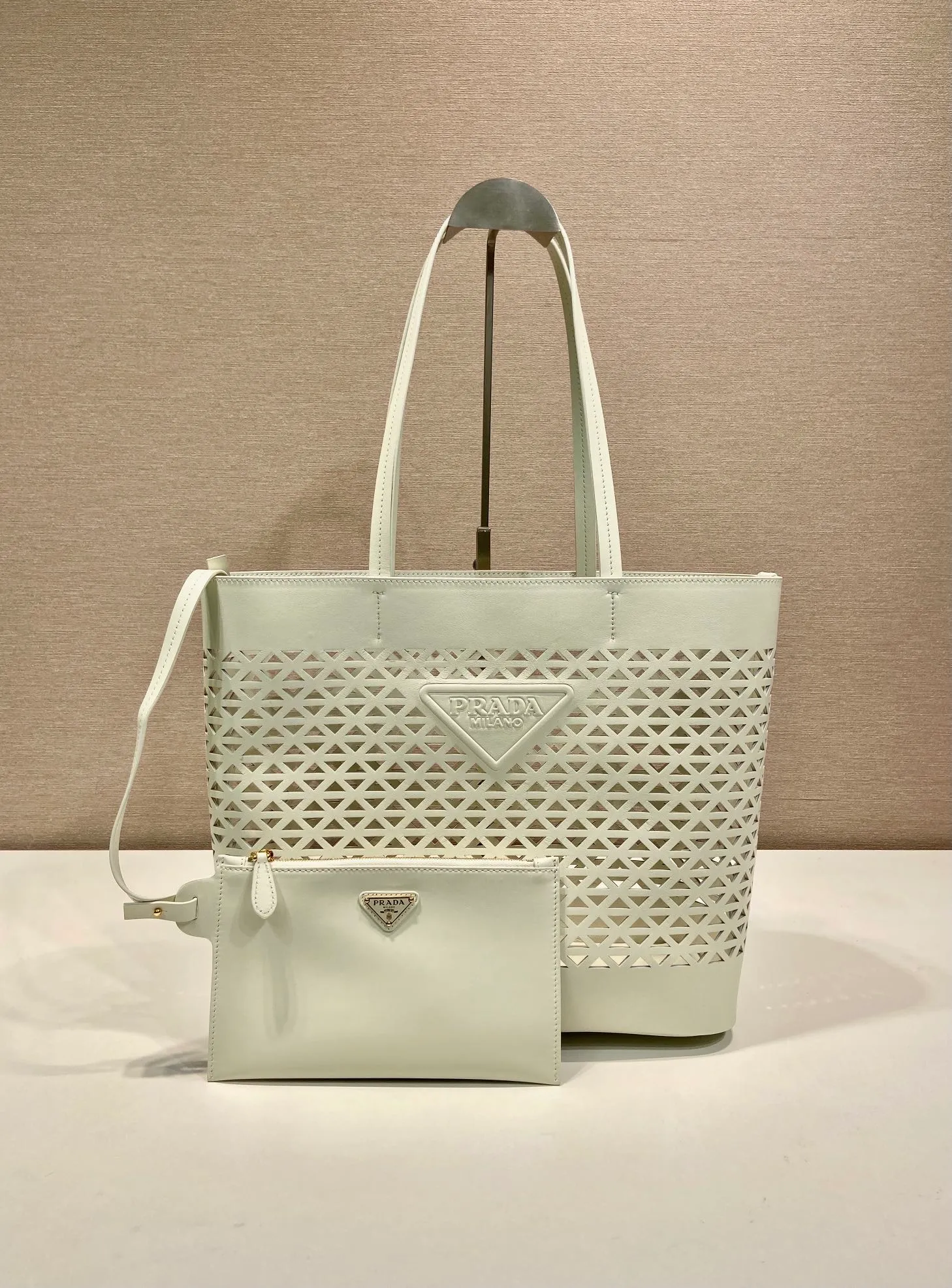 💰1760🎉Skeleton Tote Bag🎉1BG503 Skeleton🎉🎉 This hollow tote bag evolves the classic triangle into a modernist geometric pattern, injecting versatile and fashionable design elements. Comes with detachable clutch. Made of laser-cut perforated leather, it has ample capacity and the embossed letter logo is the icing on the cake. The upper body effect is very fashionable and elegant. It is worth owning. Length 32x Height 29x Bottom 13cm🎉🎉🎉👏👏👏