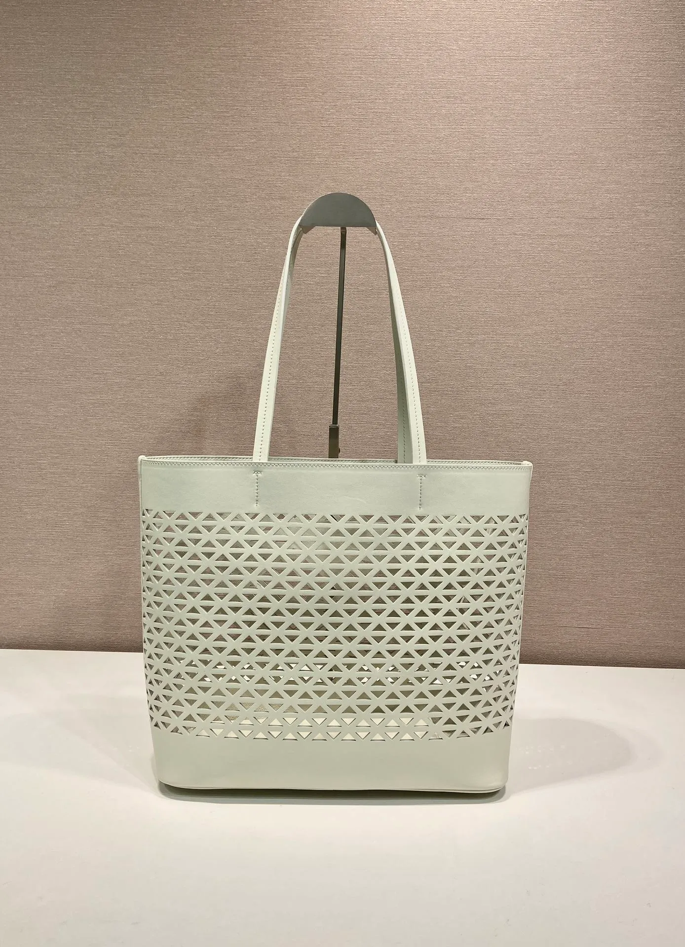 💰1760🎉Skeleton Tote Bag🎉1BG503 Skeleton🎉🎉 This hollow tote bag evolves the classic triangle into a modernist geometric pattern, injecting versatile and fashionable design elements. Comes with detachable clutch. Made of laser-cut perforated leather, it has ample capacity and the embossed letter logo is the icing on the cake. The upper body effect is very fashionable and elegant. It is worth owning. Length 32x Height 29x Bottom 13cm🎉🎉🎉👏👏👏