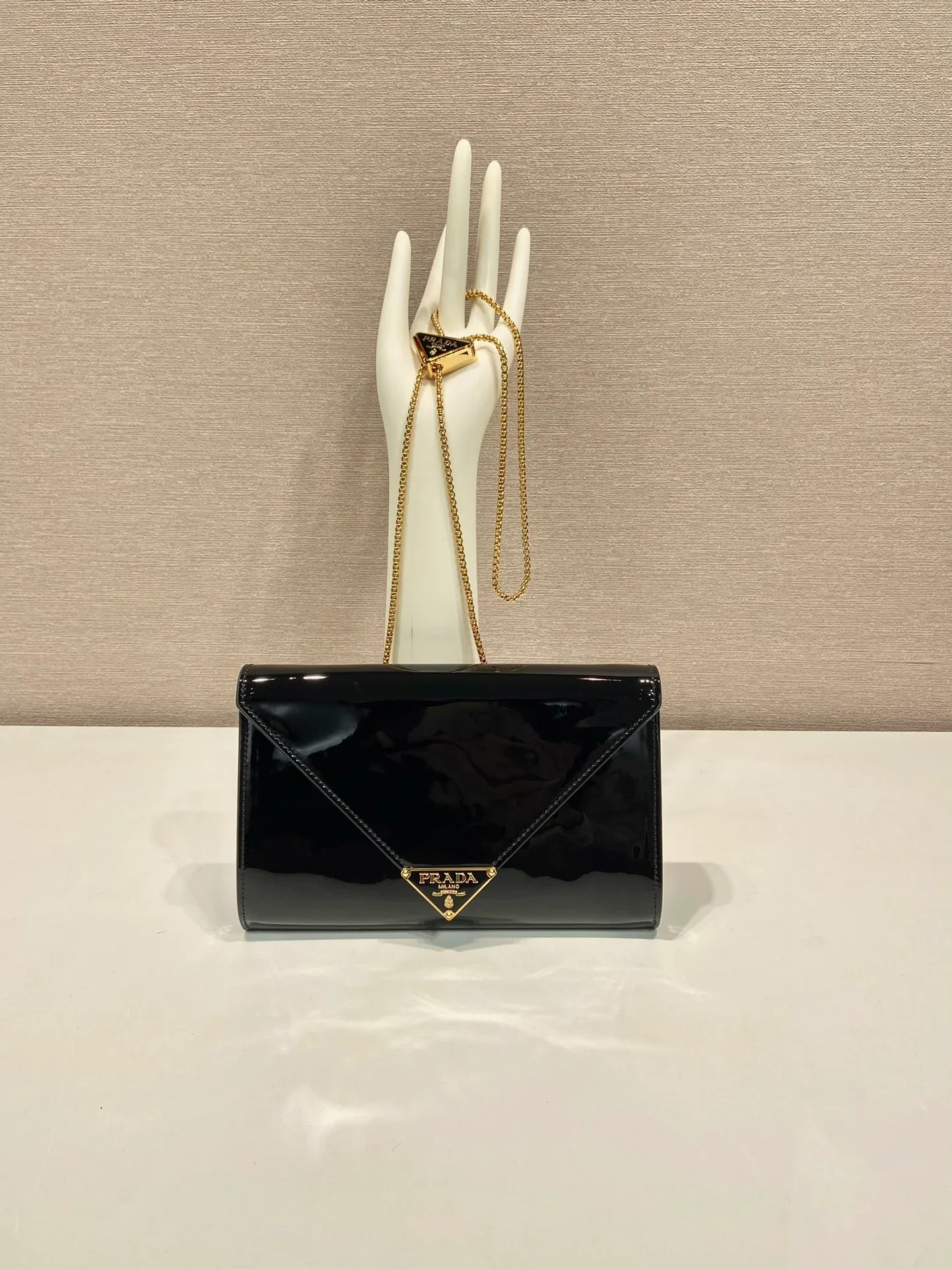 💰1120🎉Patent Leather Envelope Bag🎉1Bp102 Clutch🎉🎉 The gloss of patent leather highlights the elegant silhouette of this mini handbag, injecting it with a modern flavor. Featuring a detachable chain shoulder strap and a nappa leather interior with card slots, this bag features a signature triangle logo on the magnetic closure for a timeless and instantly recognizable look. It can also be used as a handbag/shoulder bag/crossbody. It has many functions and can be exchanged for different occasions. Another hot item from internet celebrities🎉🎉 Length 20x height 11.5cm🎉🎉🎉👏👏👏
