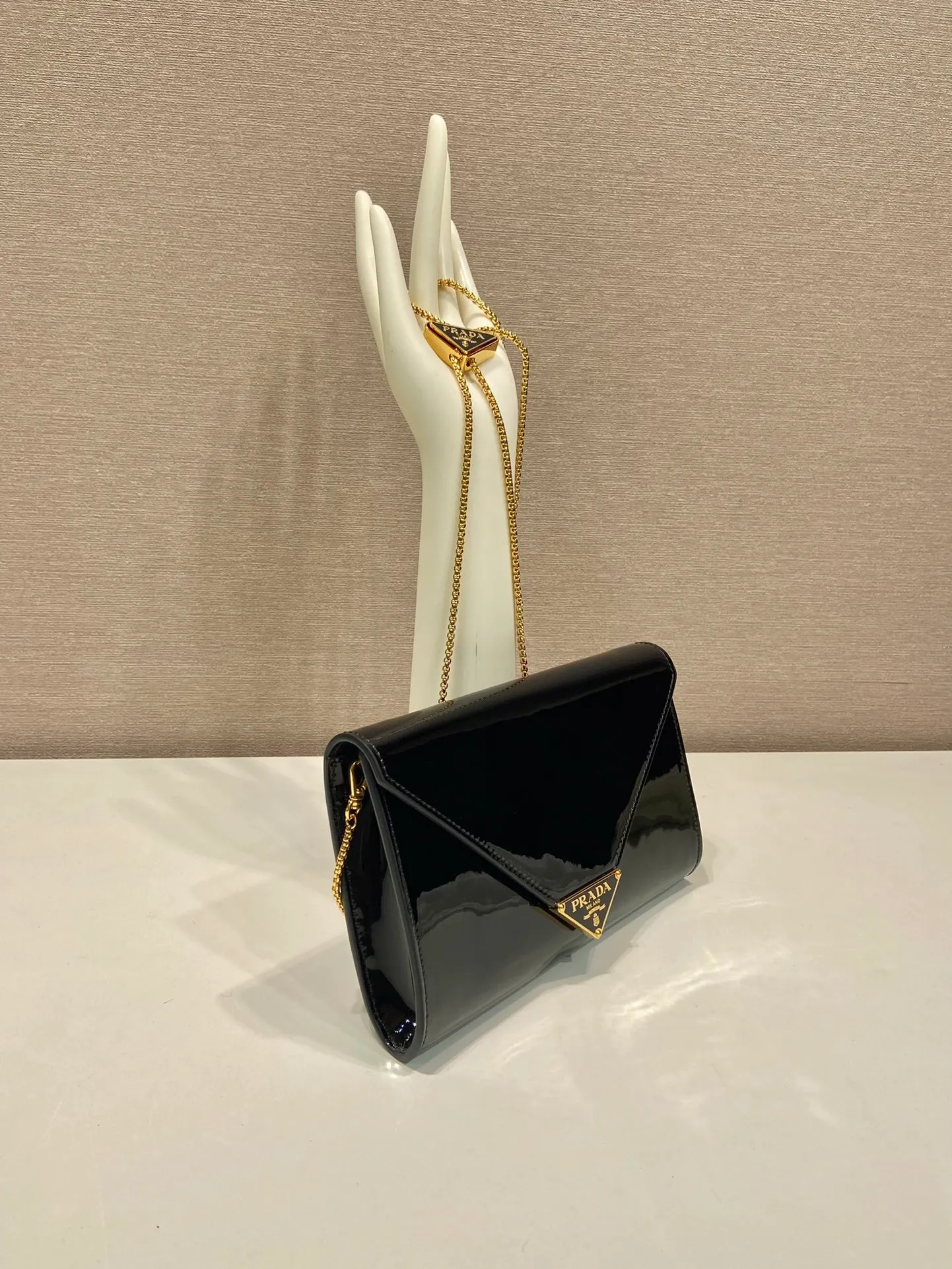 💰1120🎉Patent Leather Envelope Bag🎉1Bp102 Clutch🎉🎉 The gloss of patent leather highlights the elegant silhouette of this mini handbag, injecting it with a modern flavor. Featuring a detachable chain shoulder strap and a nappa leather interior with card slots, this bag features a signature triangle logo on the magnetic closure for a timeless and instantly recognizable look. It can also be used as a handbag/shoulder bag/crossbody. It has many functions and can be exchanged for different occasions. Another hot item from internet celebrities🎉🎉 Length 20x height 11.5cm🎉🎉🎉👏👏👏