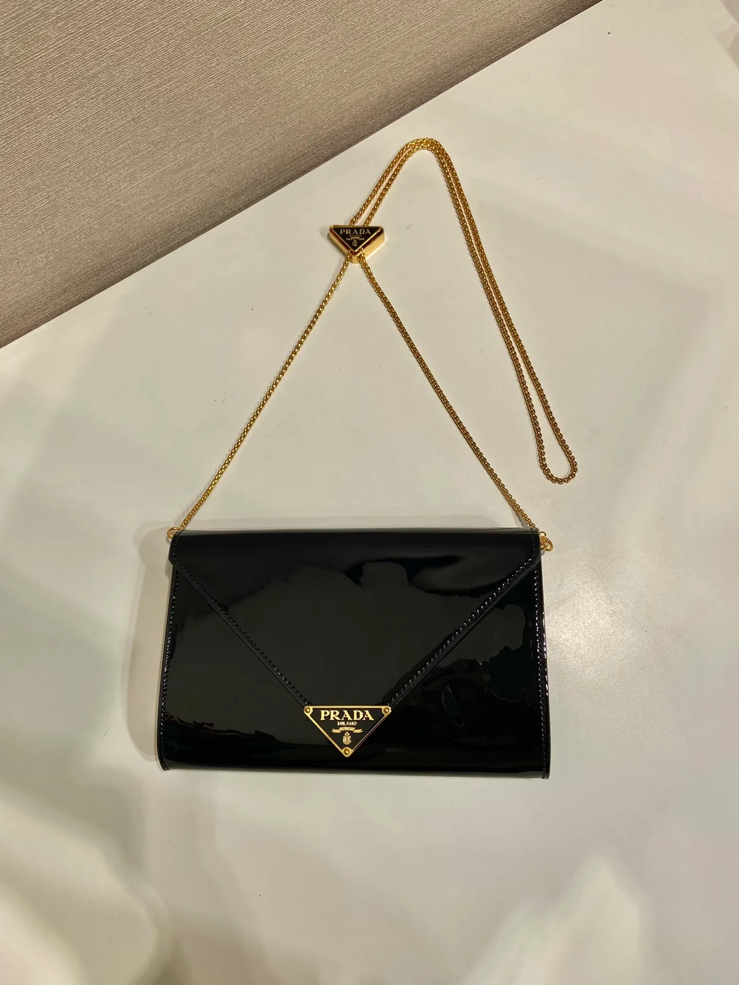 💰1120🎉Patent Leather Envelope Bag🎉1Bp102 Clutch🎉🎉 The gloss of patent leather highlights the elegant silhouette of this mini handbag, injecting it with a modern flavor. Featuring a detachable chain shoulder strap and a nappa leather interior with card slots, this bag features a signature triangle logo on the magnetic closure for a timeless and instantly recognizable look. It can also be used as a handbag/shoulder bag/crossbody. It has many functions and can be exchanged for different occasions. Another hot item from internet celebrities🎉🎉 Length 20x height 11.5cm🎉🎉🎉👏👏👏