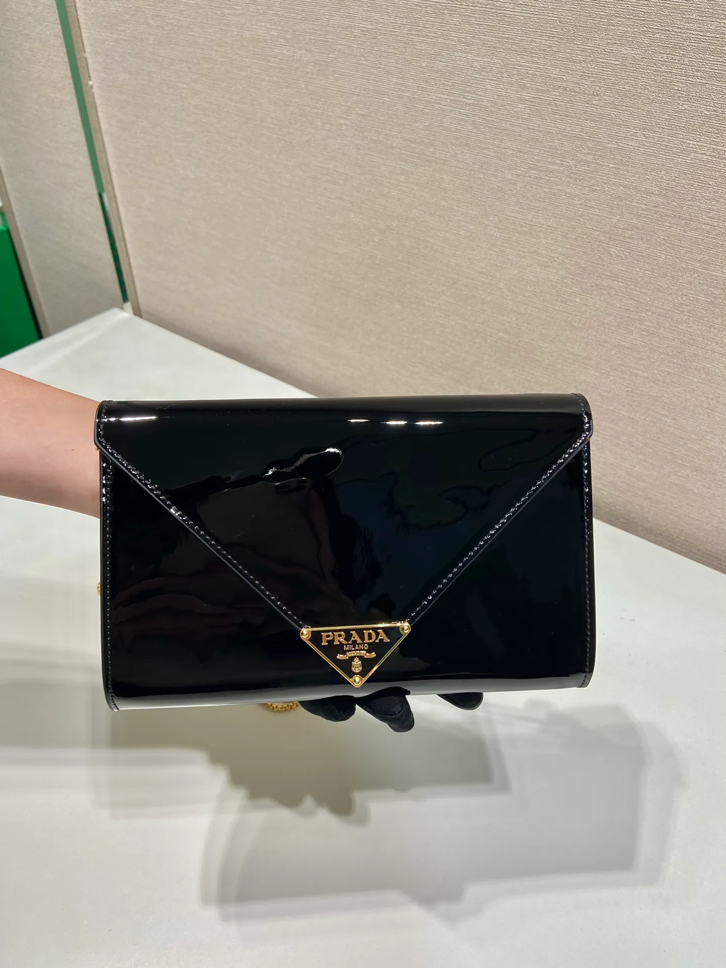 💰1120🎉Patent Leather Envelope Bag🎉1Bp102 Clutch🎉🎉 The gloss of patent leather highlights the elegant silhouette of this mini handbag, injecting it with a modern flavor. Featuring a detachable chain shoulder strap and a nappa leather interior with card slots, this bag features a signature triangle logo on the magnetic closure for a timeless and instantly recognizable look. It can also be used as a handbag/shoulder bag/crossbody. It has many functions and can be exchanged for different occasions. Another hot item from internet celebrities🎉🎉 Length 20x height 11.5cm🎉🎉🎉👏👏👏