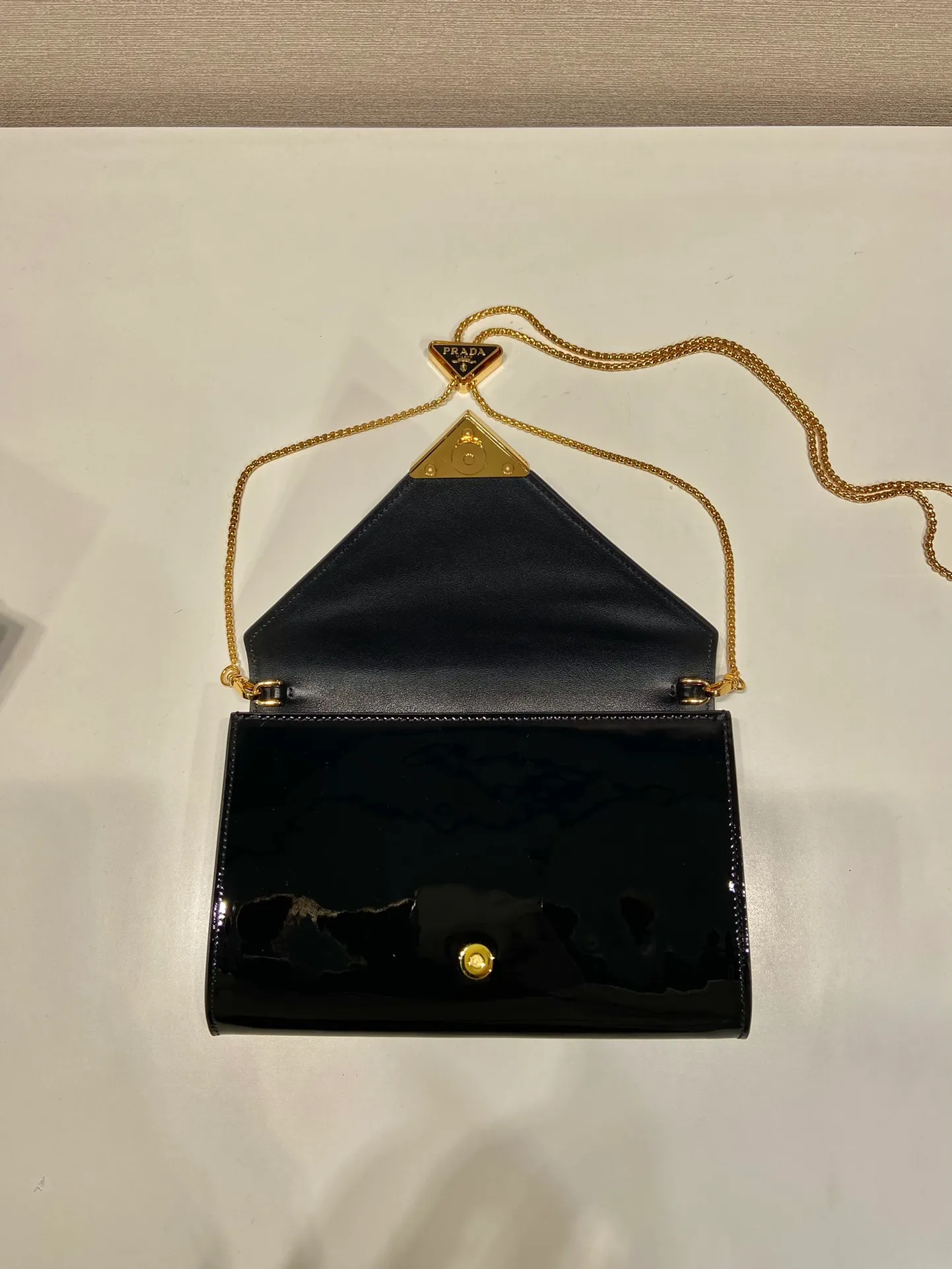 💰1120🎉Patent Leather Envelope Bag🎉1Bp102 Clutch🎉🎉 The gloss of patent leather highlights the elegant silhouette of this mini handbag, injecting it with a modern flavor. Featuring a detachable chain shoulder strap and a nappa leather interior with card slots, this bag features a signature triangle logo on the magnetic closure for a timeless and instantly recognizable look. It can also be used as a handbag/shoulder bag/crossbody. It has many functions and can be exchanged for different occasions. Another hot item from internet celebrities🎉🎉 Length 20x height 11.5cm🎉🎉🎉👏👏👏