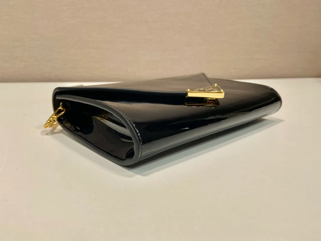 💰1120🎉Patent Leather Envelope Bag🎉1Bp102 Clutch🎉🎉 The gloss of patent leather highlights the elegant silhouette of this mini handbag, injecting it with a modern flavor. Featuring a detachable chain shoulder strap and a nappa leather interior with card slots, this bag features a signature triangle logo on the magnetic closure for a timeless and instantly recognizable look. It can also be used as a handbag/shoulder bag/crossbody. It has many functions and can be exchanged for different occasions. Another hot item from internet celebrities🎉🎉 Length 20x height 11.5cm🎉🎉🎉👏👏👏