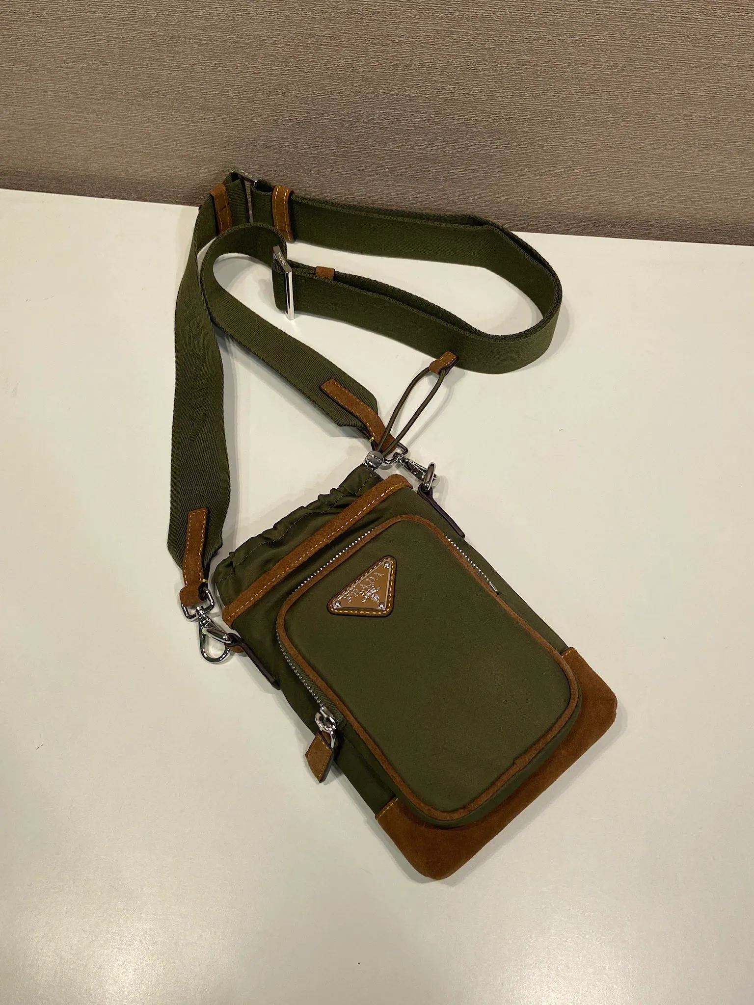 💰760🎉New mobile phone case bag🎉2ZH155 cork color🎉👏 This mobile phone bag is made of innovative Re-Nylon regenerated nylon, showing a modern urban style. Adjustable nylon webbing shoulder straps and drawstring closure add a unique touch. The front logo and front pocket design make the upper body very cool and stylish. If you like babies, hurry up and get it🎉🎉 Length 13x Height 18cm🎉🎉👏👏