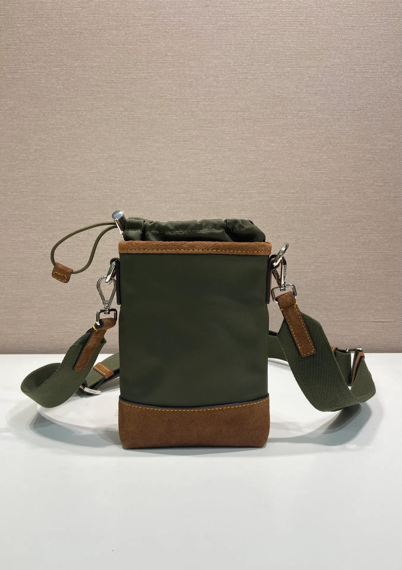 💰760🎉New mobile phone case bag🎉2ZH155 cork color🎉👏 This mobile phone bag is made of innovative Re-Nylon regenerated nylon, showing a modern urban style. Adjustable nylon webbing shoulder straps and drawstring closure add a unique touch. The front logo and front pocket design make the upper body very cool and stylish. If you like babies, hurry up and get it🎉🎉 Length 13x Height 18cm🎉🎉👏👏