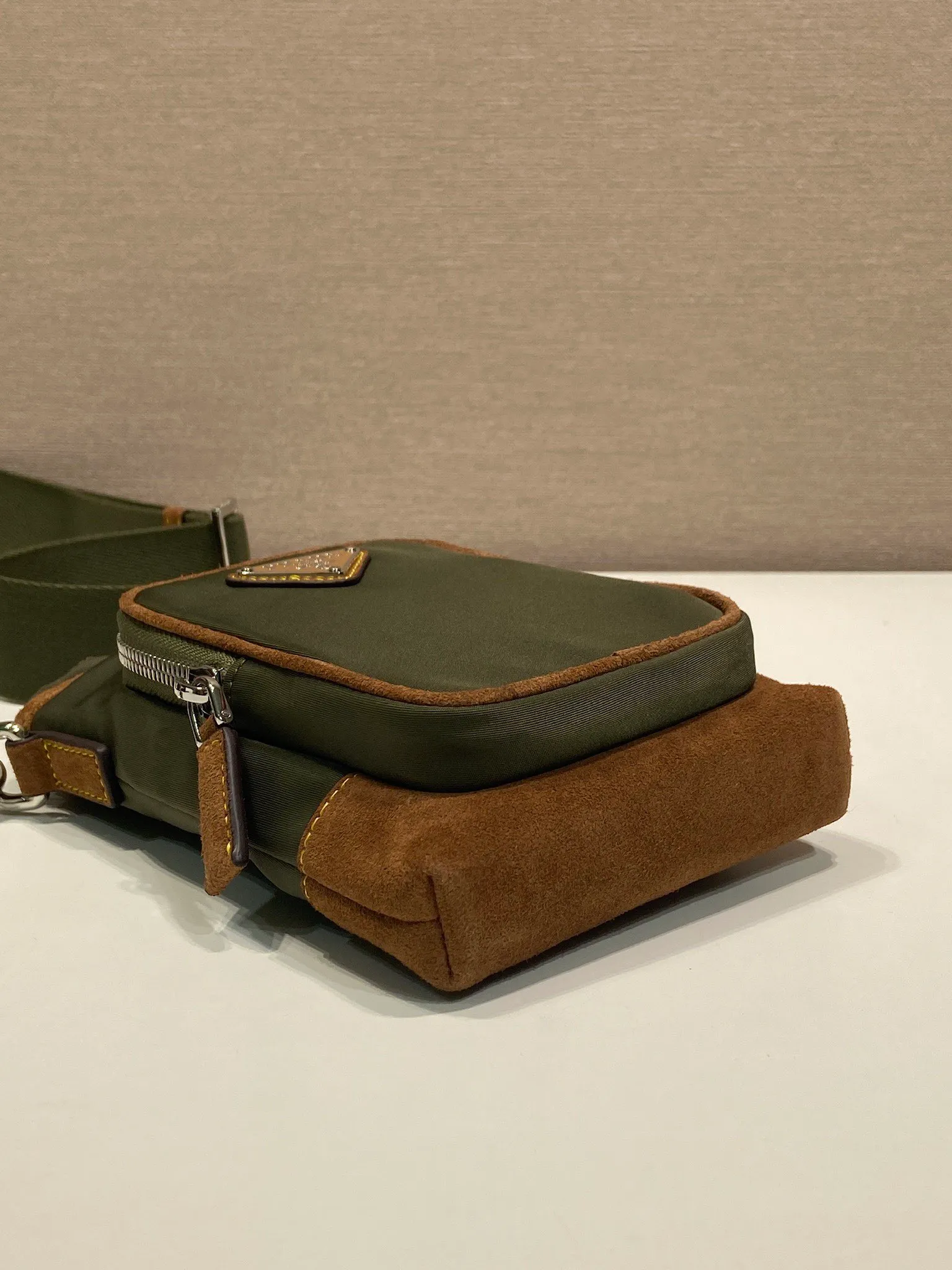 💰760🎉New mobile phone case bag🎉2ZH155 cork color🎉👏 This mobile phone bag is made of innovative Re-Nylon regenerated nylon, showing a modern urban style. Adjustable nylon webbing shoulder straps and drawstring closure add a unique touch. The front logo and front pocket design make the upper body very cool and stylish. If you like babies, hurry up and get it🎉🎉 Length 13x Height 18cm🎉🎉👏👏