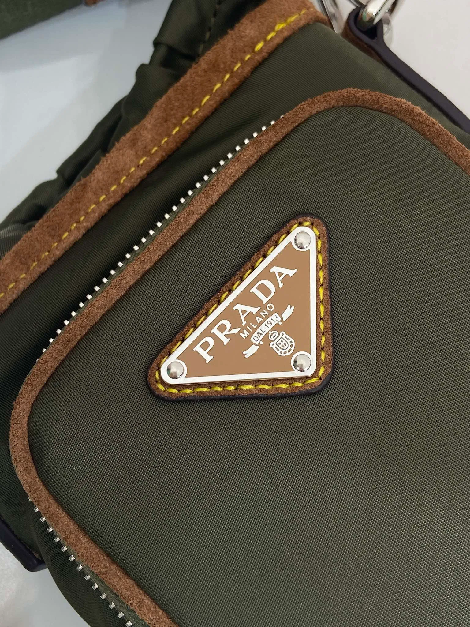 💰760🎉New mobile phone case bag🎉2ZH155 cork color🎉👏 This mobile phone bag is made of innovative Re-Nylon regenerated nylon, showing a modern urban style. Adjustable nylon webbing shoulder straps and drawstring closure add a unique touch. The front logo and front pocket design make the upper body very cool and stylish. If you like babies, hurry up and get it🎉🎉 Length 13x Height 18cm🎉🎉👏👏