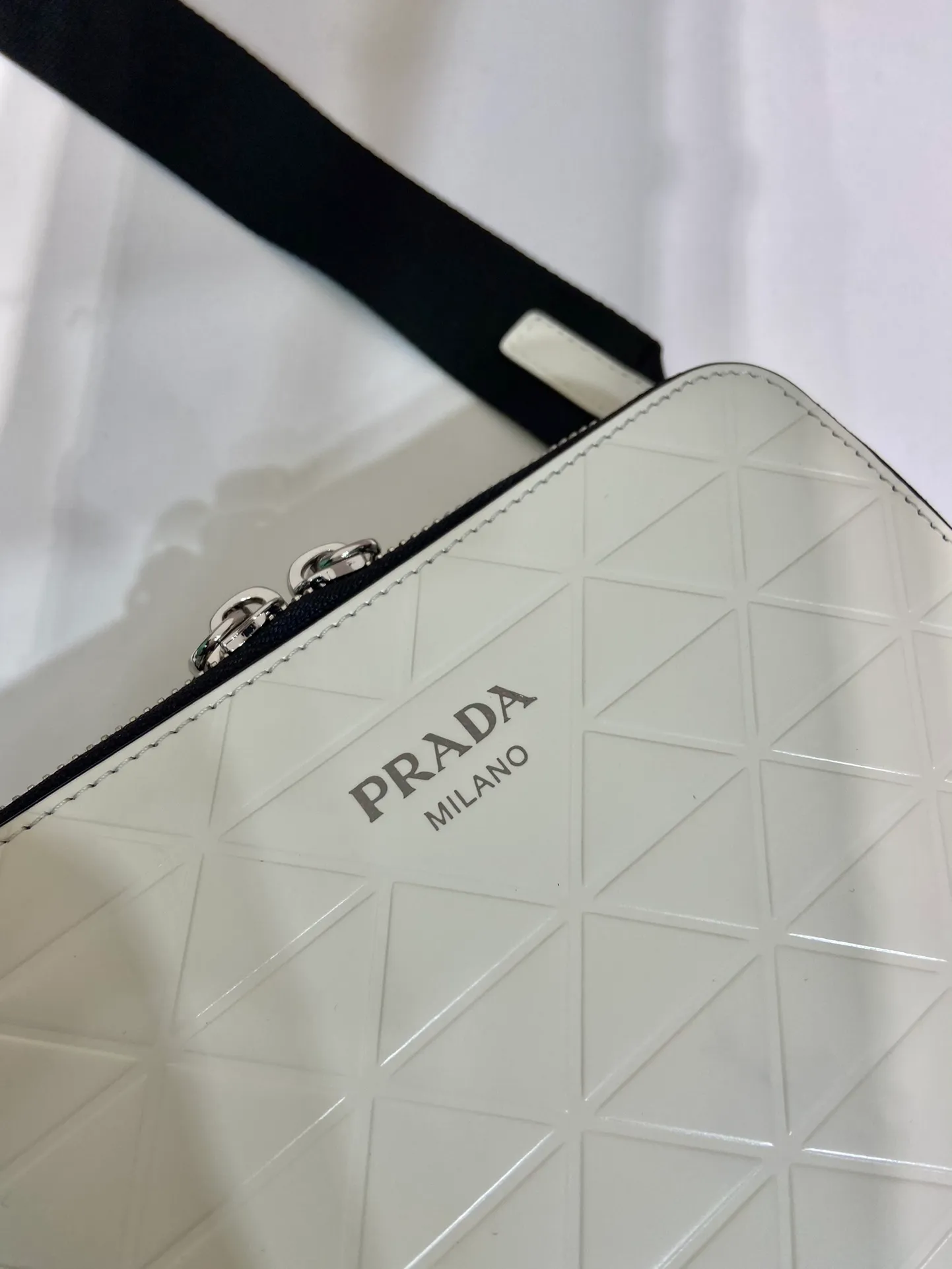 💰1460🎉Embossed Camera Bag🎉2VH070 White🎉🎉 This Brique leather handbag outlines simple lines and is supplemented by embossed patterns. The hot-printed surface texture presents a tone-on-tone pattern, with detachable and adjustable nylon webbing and a detachable pouch, full of inspiration and fashion, and the upper body effect must be great🎉🎉 Length 19x Height 12.5x Bottom 5.5cm🎉🎉🎉👏👏👏