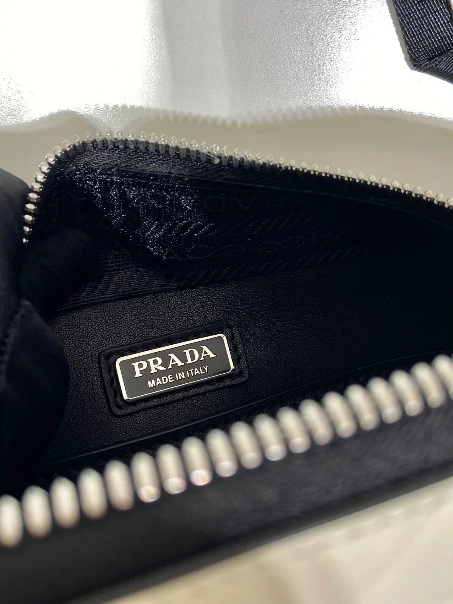 💰1460🎉Embossed Camera Bag🎉2VH070 White🎉🎉 This Brique leather handbag outlines simple lines and is supplemented by embossed patterns. The hot-printed surface texture presents a tone-on-tone pattern, with detachable and adjustable nylon webbing and a detachable pouch, full of inspiration and fashion, and the upper body effect must be great🎉🎉 Length 19x Height 12.5x Bottom 5.5cm🎉🎉🎉👏👏👏