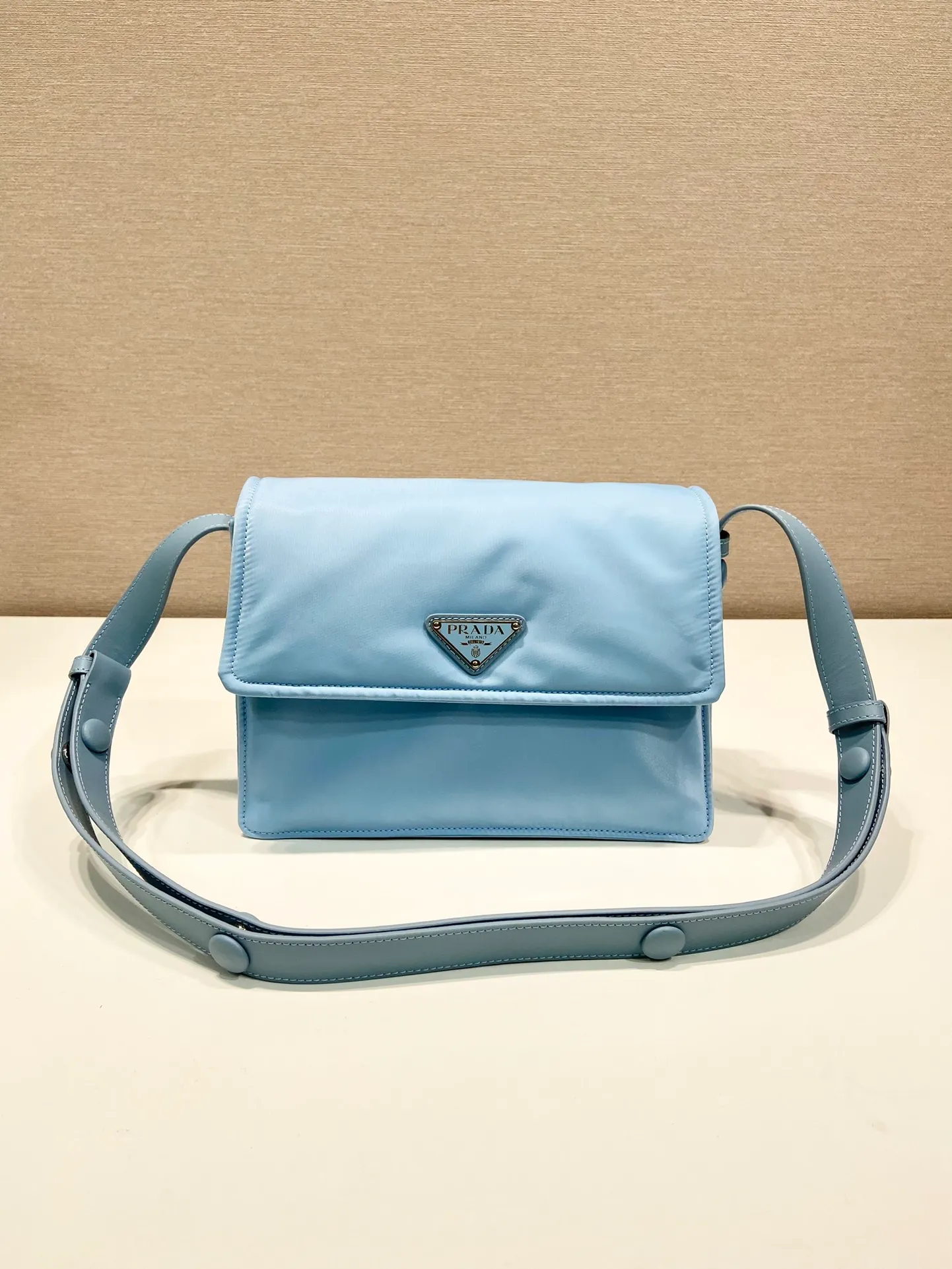 💰1120🎉The most popular mini messenger bag🎉New color/so cute😘This shoulder bag is made of unique padded nylon, and is equipped with an adjustable leather shoulder strap and a back pocket. The metal accessories give a touch of bright color and is low-key overall. Luxurious and versatile, the only difference is that it is not detachable. This design is more simple, but the style is still the same. 🙊🙊If you like babies, hurry up and get it. It is unisex and a popular style that will never go out of style. 👏👏Mini size🙊 Style number 1BD258, length 23.5x18x bottom 11cm