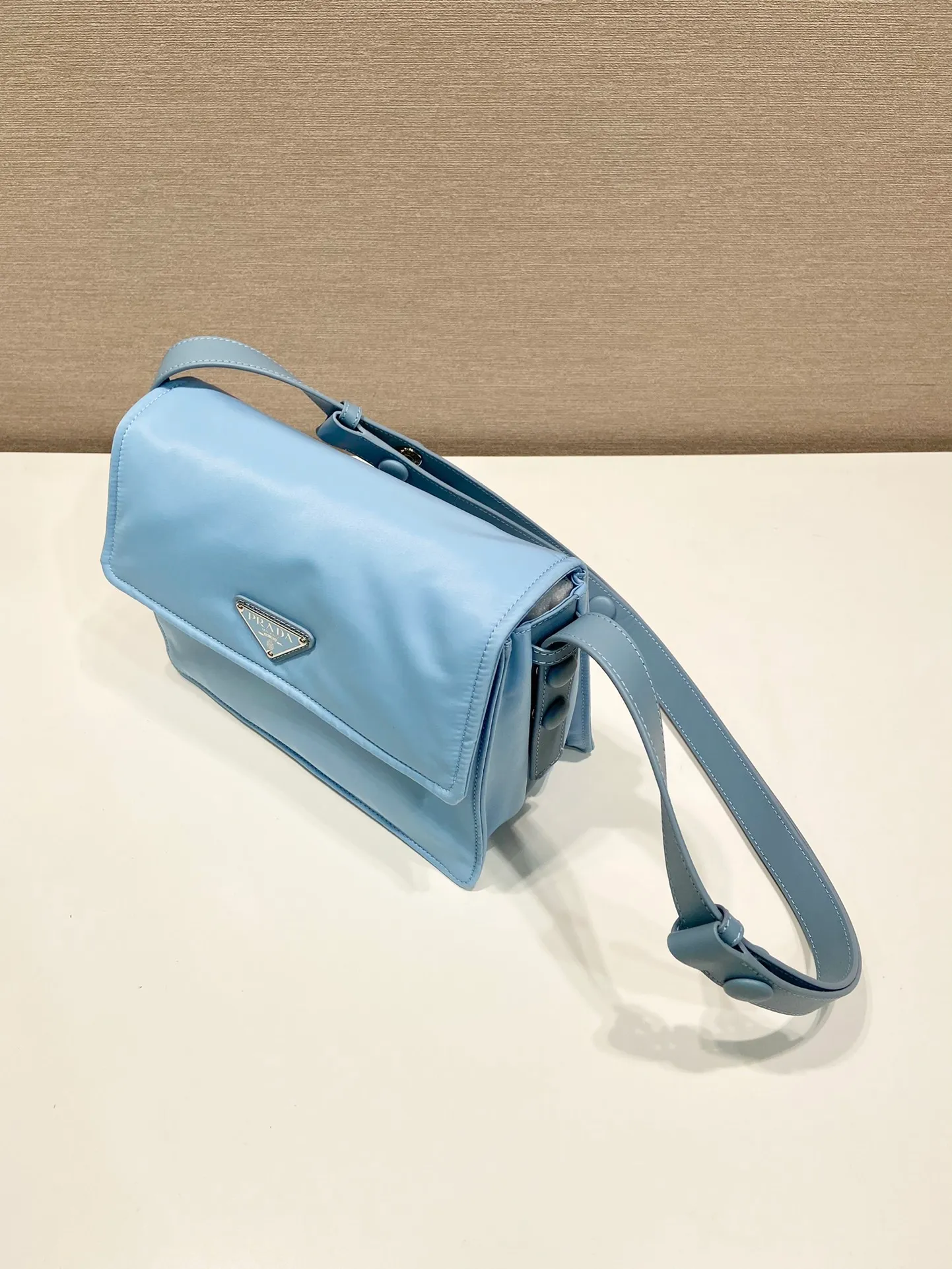 💰1120🎉The most popular mini messenger bag🎉New color/so cute😘This shoulder bag is made of unique padded nylon, and is equipped with an adjustable leather shoulder strap and a back pocket. The metal accessories give a touch of bright color and is low-key overall. Luxurious and versatile, the only difference is that it is not detachable. This design is more simple, but the style is still the same. 🙊🙊If you like babies, hurry up and get it. It is unisex and a popular style that will never go out of style. 👏👏Mini size🙊 Style number 1BD258, length 23.5x18x bottom 11cm