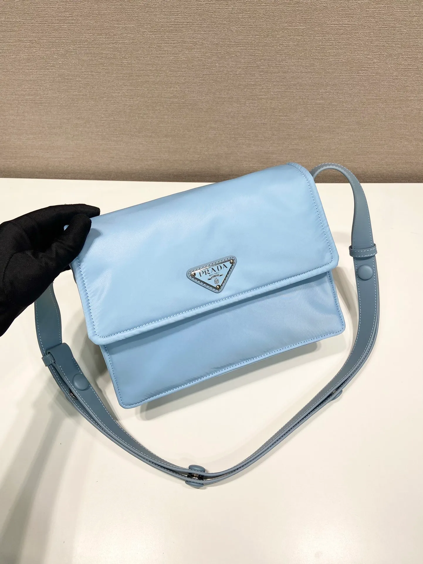 💰1120🎉The most popular mini messenger bag🎉New color/so cute😘This shoulder bag is made of unique padded nylon, and is equipped with an adjustable leather shoulder strap and a back pocket. The metal accessories give a touch of bright color and is low-key overall. Luxurious and versatile, the only difference is that it is not detachable. This design is more simple, but the style is still the same. 🙊🙊If you like babies, hurry up and get it. It is unisex and a popular style that will never go out of style. 👏👏Mini size🙊 Style number 1BD258, length 23.5x18x bottom 11cm
