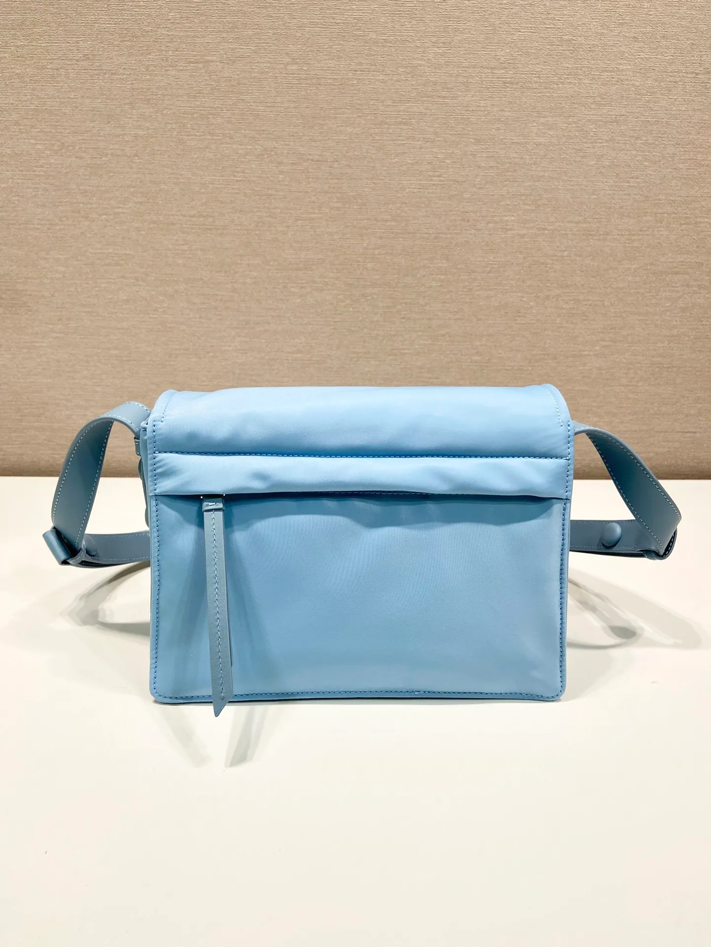 💰1120🎉The most popular mini messenger bag🎉New color/so cute😘This shoulder bag is made of unique padded nylon, and is equipped with an adjustable leather shoulder strap and a back pocket. The metal accessories give a touch of bright color and is low-key overall. Luxurious and versatile, the only difference is that it is not detachable. This design is more simple, but the style is still the same. 🙊🙊If you like babies, hurry up and get it. It is unisex and a popular style that will never go out of style. 👏👏Mini size🙊 Style number 1BD258, length 23.5x18x bottom 11cm