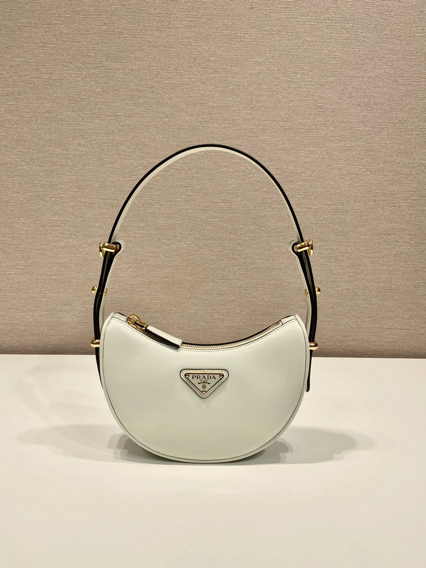 💰1520🎉Moon handbag🎉1BC199/small size, double shoulder strap🎉🎉 This simple Moon handbag uses cowhide to bring out the modern and versatile charm. The curved body design is equipped with 2 long/short adjustable shoulder straps, making it easy to change the shape at will. It is equipped with imported lambskin inside, and the metal accessories add a bright style. The upper body effect is very cool/fashionable. It is another popular style that will never go out of style🎉Babies, hurry up and get it🎉 Length 18x height 16x bottom 5cm