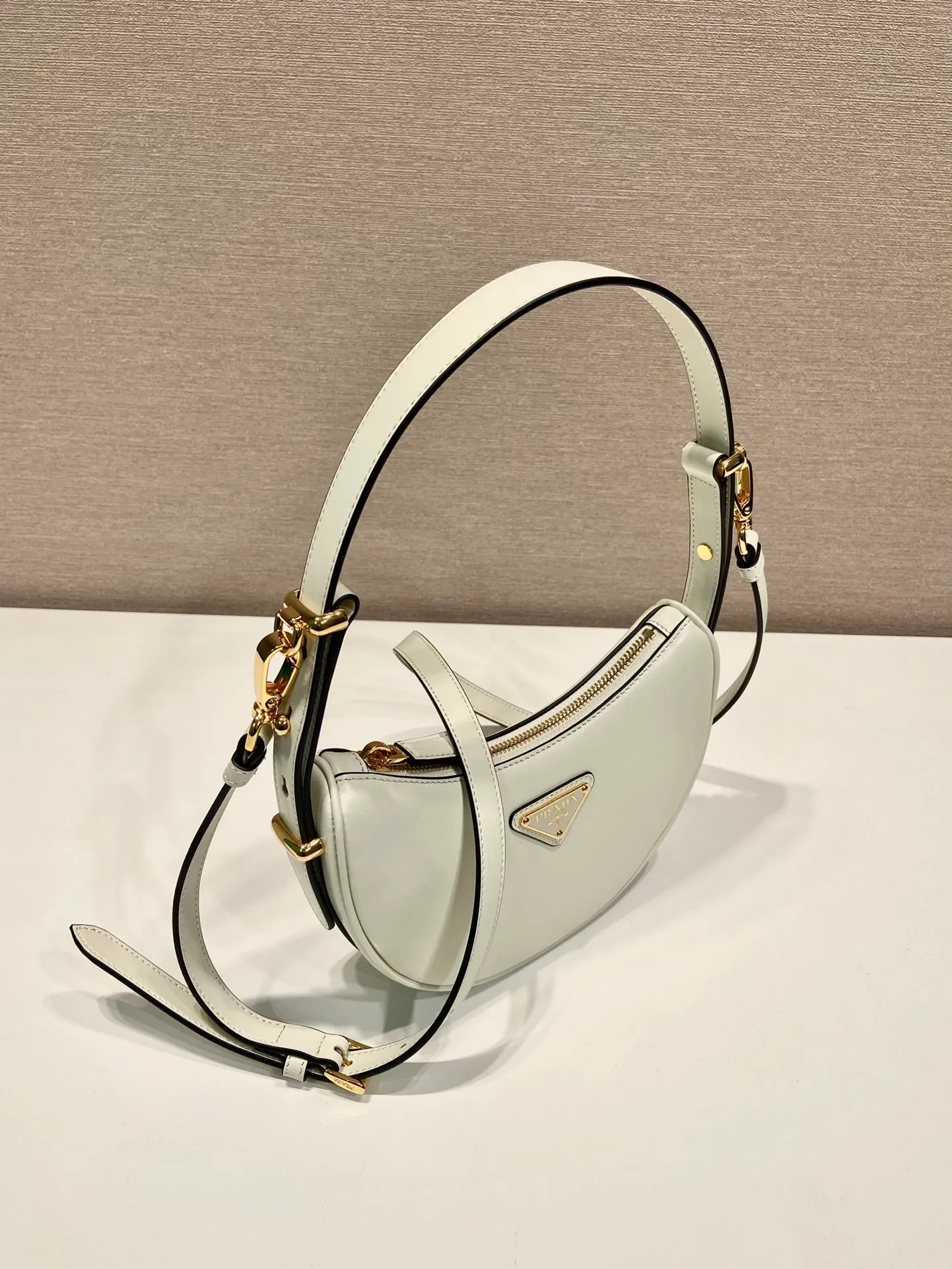 💰1520🎉Moon handbag🎉1BC199/small size, double shoulder strap🎉🎉 This simple Moon handbag uses cowhide to bring out the modern and versatile charm. The curved body design is equipped with 2 long/short adjustable shoulder straps, making it easy to change the shape at will. It is equipped with imported lambskin inside, and the metal accessories add a bright style. The upper body effect is very cool/fashionable. It is another popular style that will never go out of style🎉Babies, hurry up and get it🎉 Length 18x height 16x bottom 5cm