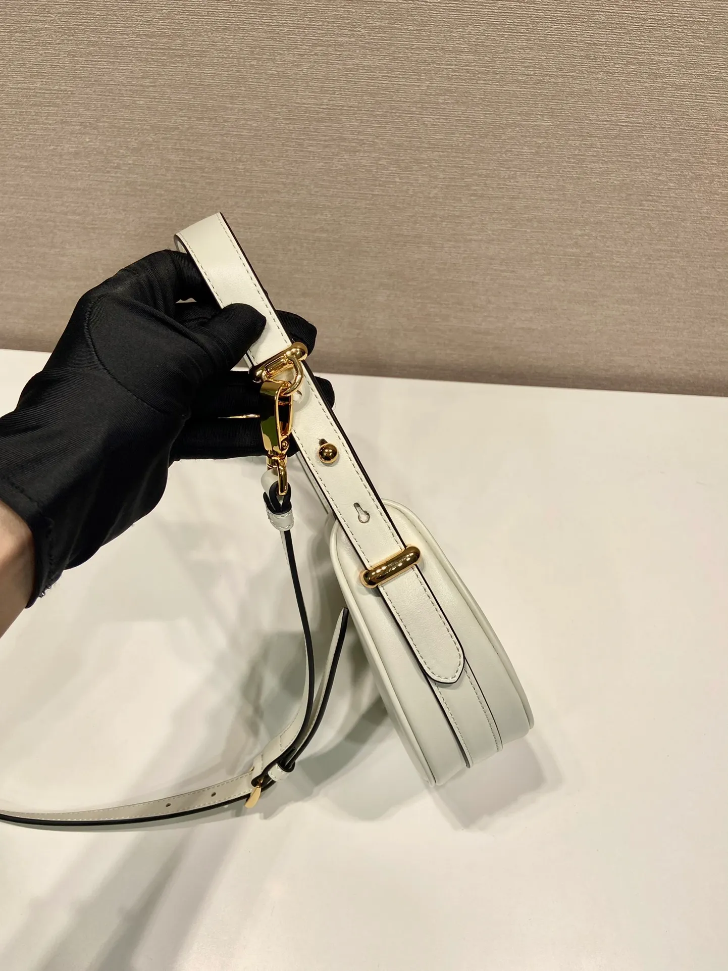 💰1520🎉Moon handbag🎉1BC199/small size, double shoulder strap🎉🎉 This simple Moon handbag uses cowhide to bring out the modern and versatile charm. The curved body design is equipped with 2 long/short adjustable shoulder straps, making it easy to change the shape at will. It is equipped with imported lambskin inside, and the metal accessories add a bright style. The upper body effect is very cool/fashionable. It is another popular style that will never go out of style🎉Babies, hurry up and get it🎉 Length 18x height 16x bottom 5cm