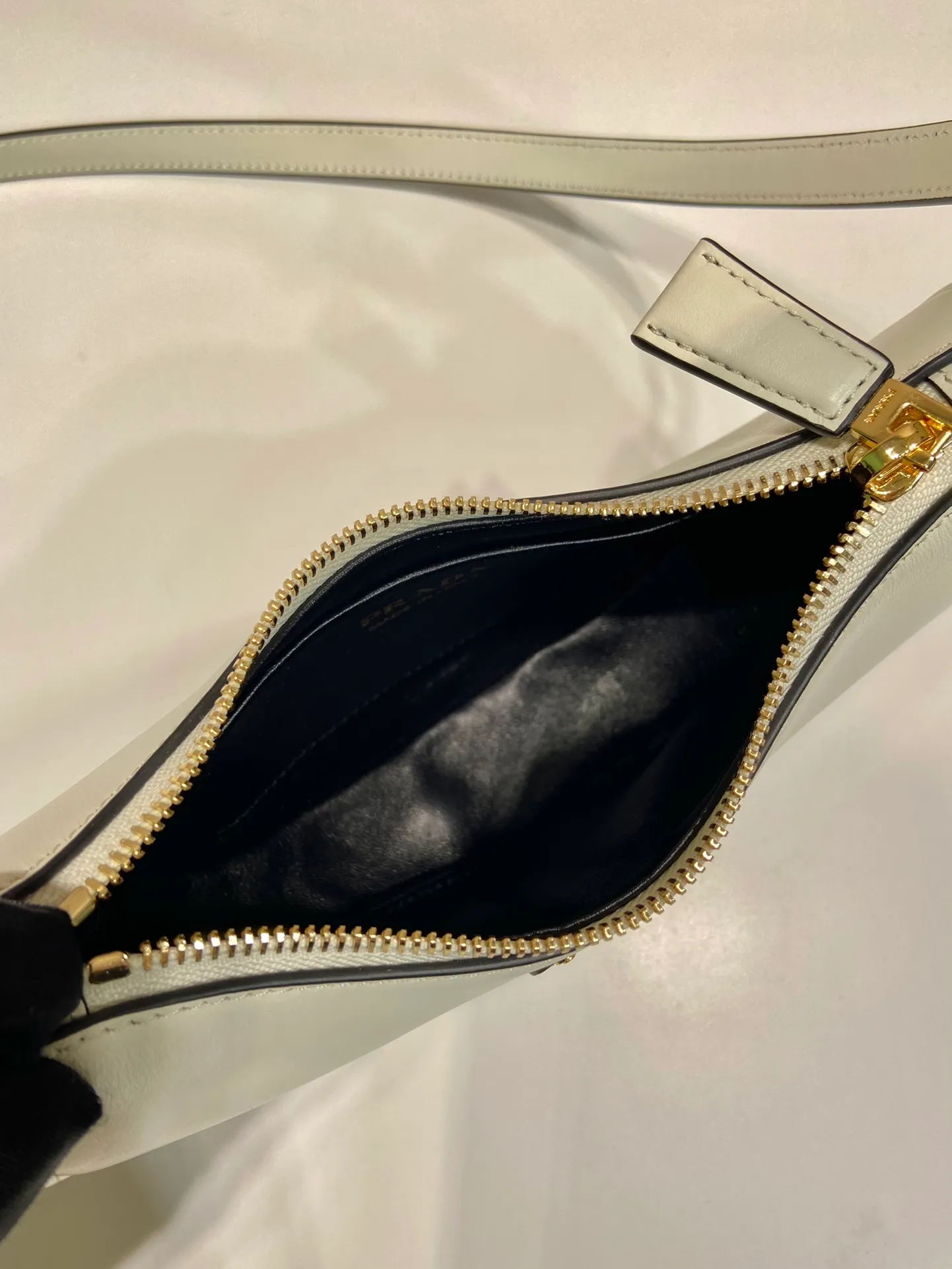 💰1520🎉Moon handbag🎉1BC199/small size, double shoulder strap🎉🎉 This simple Moon handbag uses cowhide to bring out the modern and versatile charm. The curved body design is equipped with 2 long/short adjustable shoulder straps, making it easy to change the shape at will. It is equipped with imported lambskin inside, and the metal accessories add a bright style. The upper body effect is very cool/fashionable. It is another popular style that will never go out of style🎉Babies, hurry up and get it🎉 Length 18x height 16x bottom 5cm