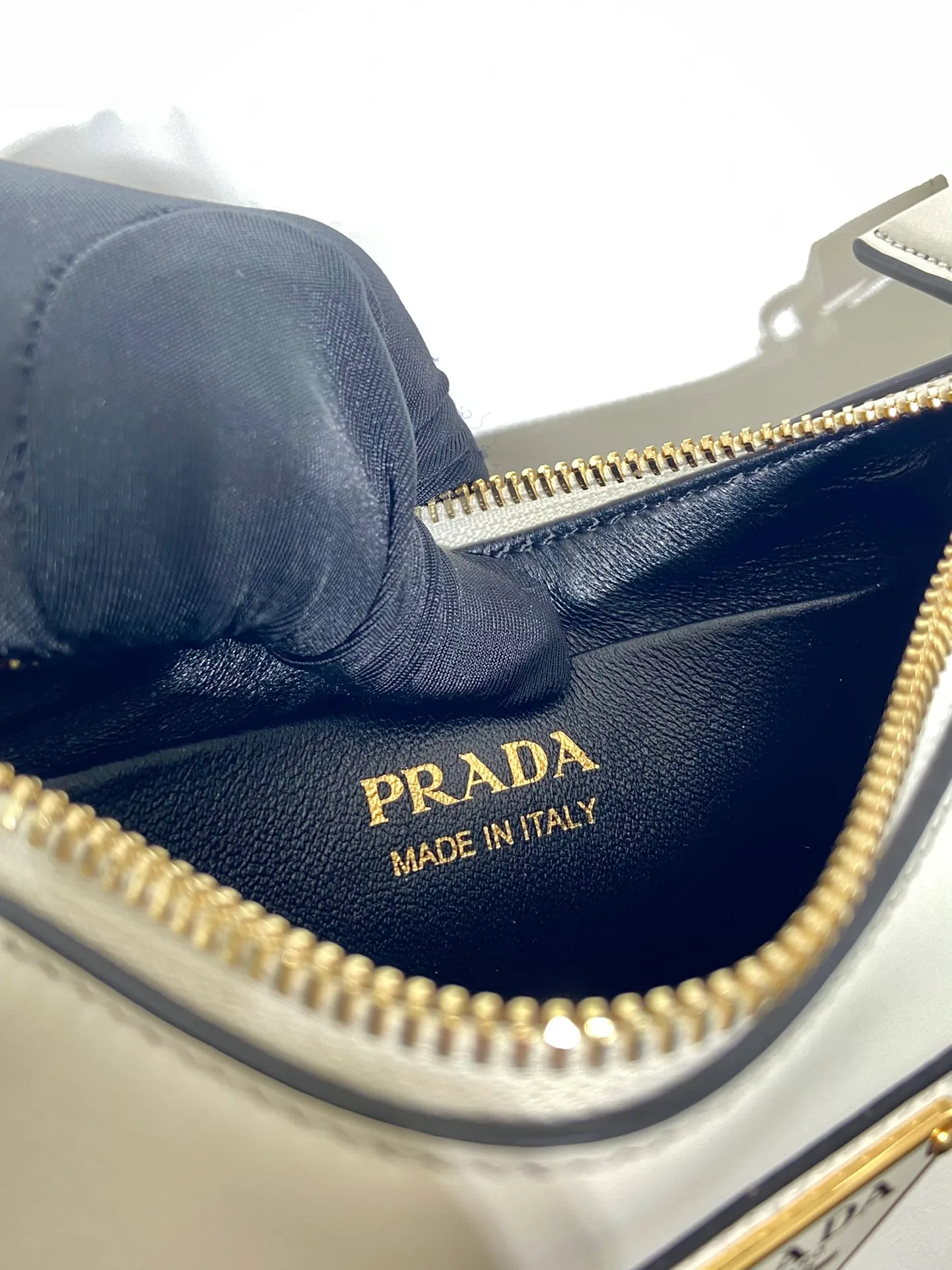 💰1520🎉Moon handbag🎉1BC199/small size, double shoulder strap🎉🎉 This simple Moon handbag uses cowhide to bring out the modern and versatile charm. The curved body design is equipped with 2 long/short adjustable shoulder straps, making it easy to change the shape at will. It is equipped with imported lambskin inside, and the metal accessories add a bright style. The upper body effect is very cool/fashionable. It is another popular style that will never go out of style🎉Babies, hurry up and get it🎉 Length 18x height 16x bottom 5cm
