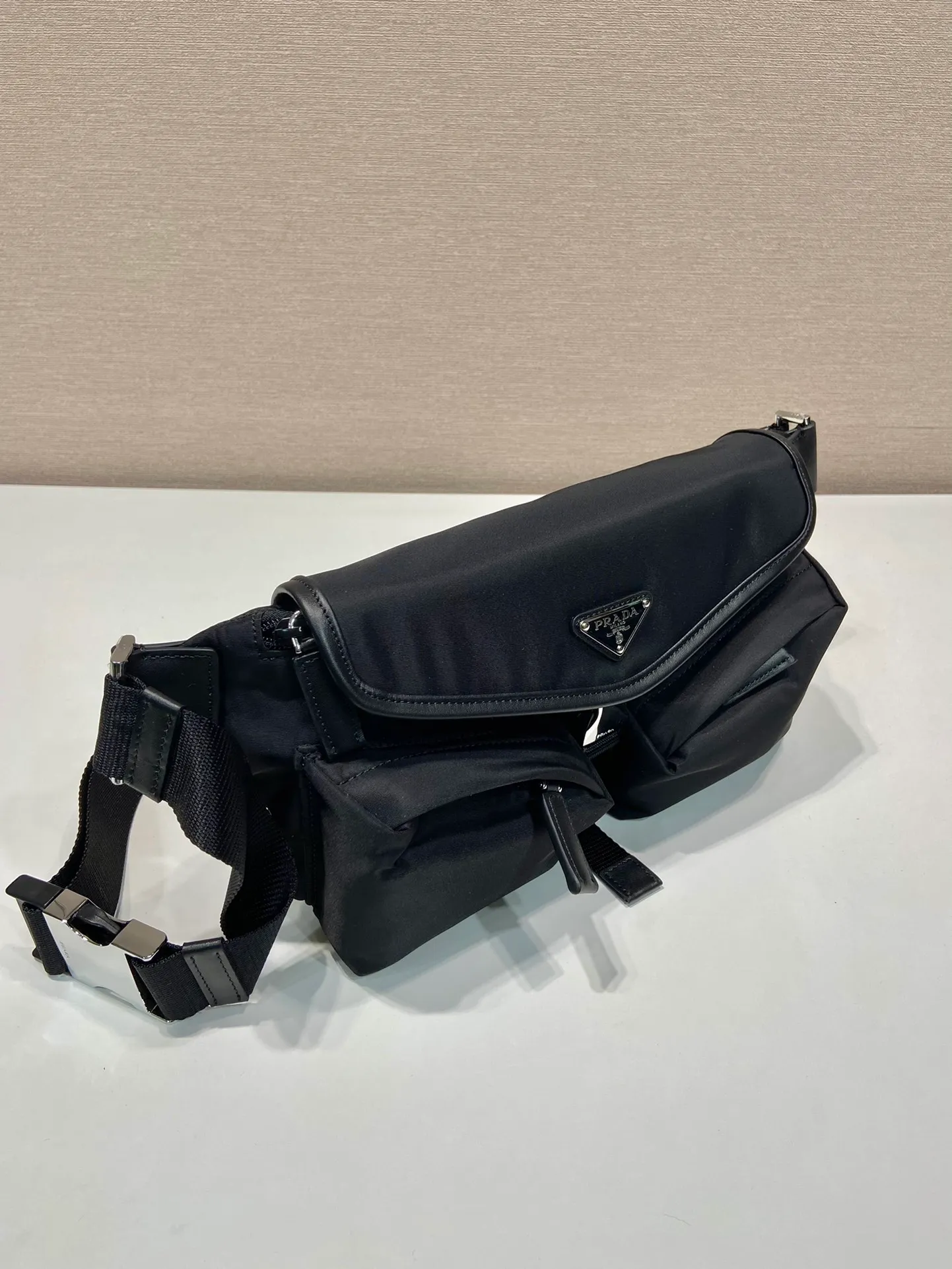 💰1060🎉New style🎉2VH174 chest bag/waist bag🎉🎉 This shoulder bag is made of nylon fabric and calfskin. Featuring a modern appeal, it features an adjustable woven nylon shoulder strap with side buckles, flap top and side buckles, 2 exterior zip pockets, and zip pocket on the back. One pack for three uses. Shoulder/chest bag/waist bag, multifunctional, handsome guy. Hurry up and get it🎉🎉 Length 24x height 18x ​​bottom 5.5cm