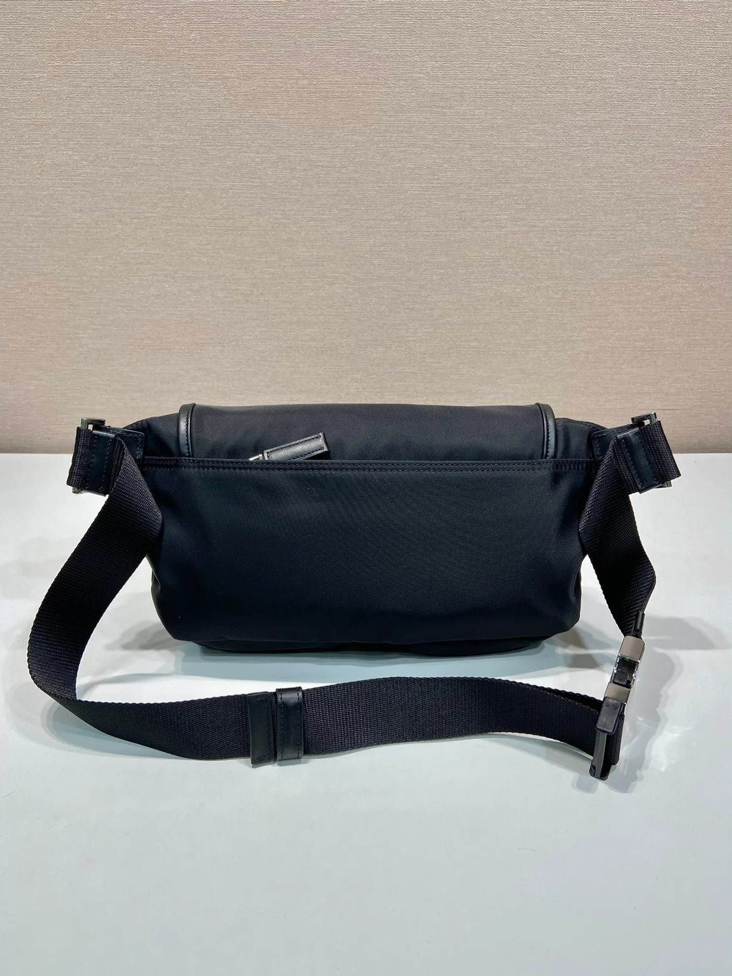 💰1060🎉New style🎉2VH174 chest bag/waist bag🎉🎉 This shoulder bag is made of nylon fabric and calfskin. Featuring a modern appeal, it features an adjustable woven nylon shoulder strap with side buckles, flap top and side buckles, 2 exterior zip pockets, and zip pocket on the back. One pack for three uses. Shoulder/chest bag/waist bag, multifunctional, handsome guy. Hurry up and get it🎉🎉 Length 24x height 18x ​​bottom 5.5cm