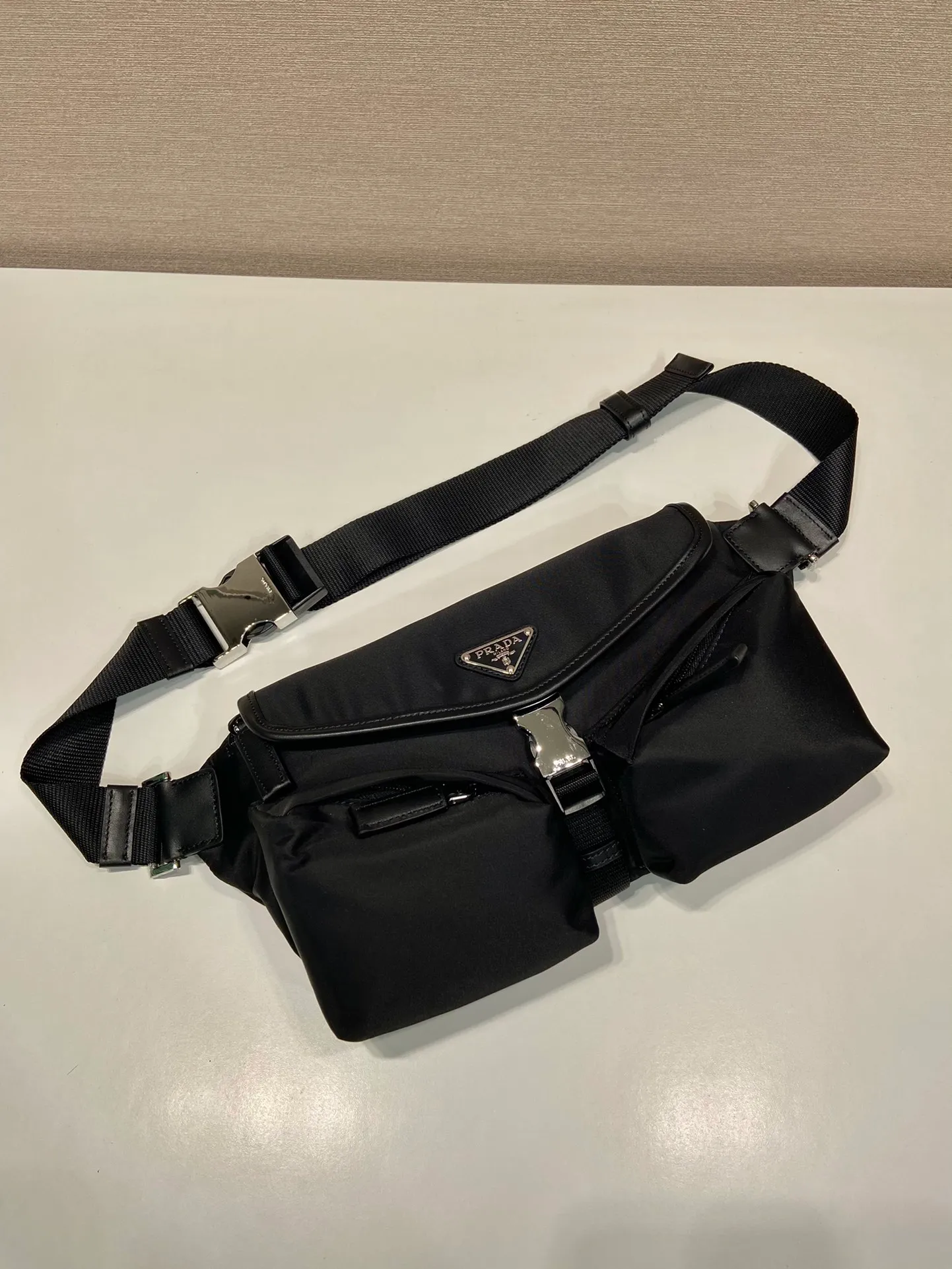 💰1060🎉New style🎉2VH174 chest bag/waist bag🎉🎉 This shoulder bag is made of nylon fabric and calfskin. Featuring a modern appeal, it features an adjustable woven nylon shoulder strap with side buckles, flap top and side buckles, 2 exterior zip pockets, and zip pocket on the back. One pack for three uses. Shoulder/chest bag/waist bag, multifunctional, handsome guy. Hurry up and get it🎉🎉 Length 24x height 18x ​​bottom 5.5cm