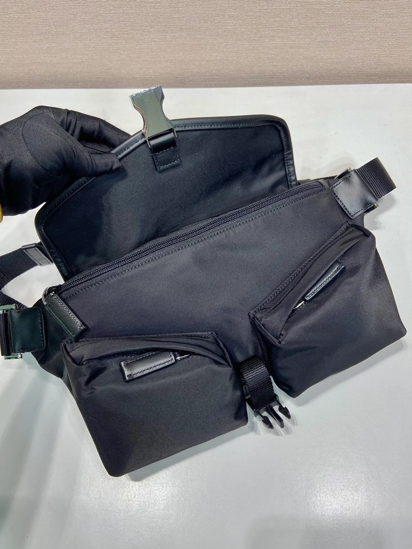 💰1060🎉New style🎉2VH174 chest bag/waist bag🎉🎉 This shoulder bag is made of nylon fabric and calfskin. Featuring a modern appeal, it features an adjustable woven nylon shoulder strap with side buckles, flap top and side buckles, 2 exterior zip pockets, and zip pocket on the back. One pack for three uses. Shoulder/chest bag/waist bag, multifunctional, handsome guy. Hurry up and get it🎉🎉 Length 24x height 18x ​​bottom 5.5cm