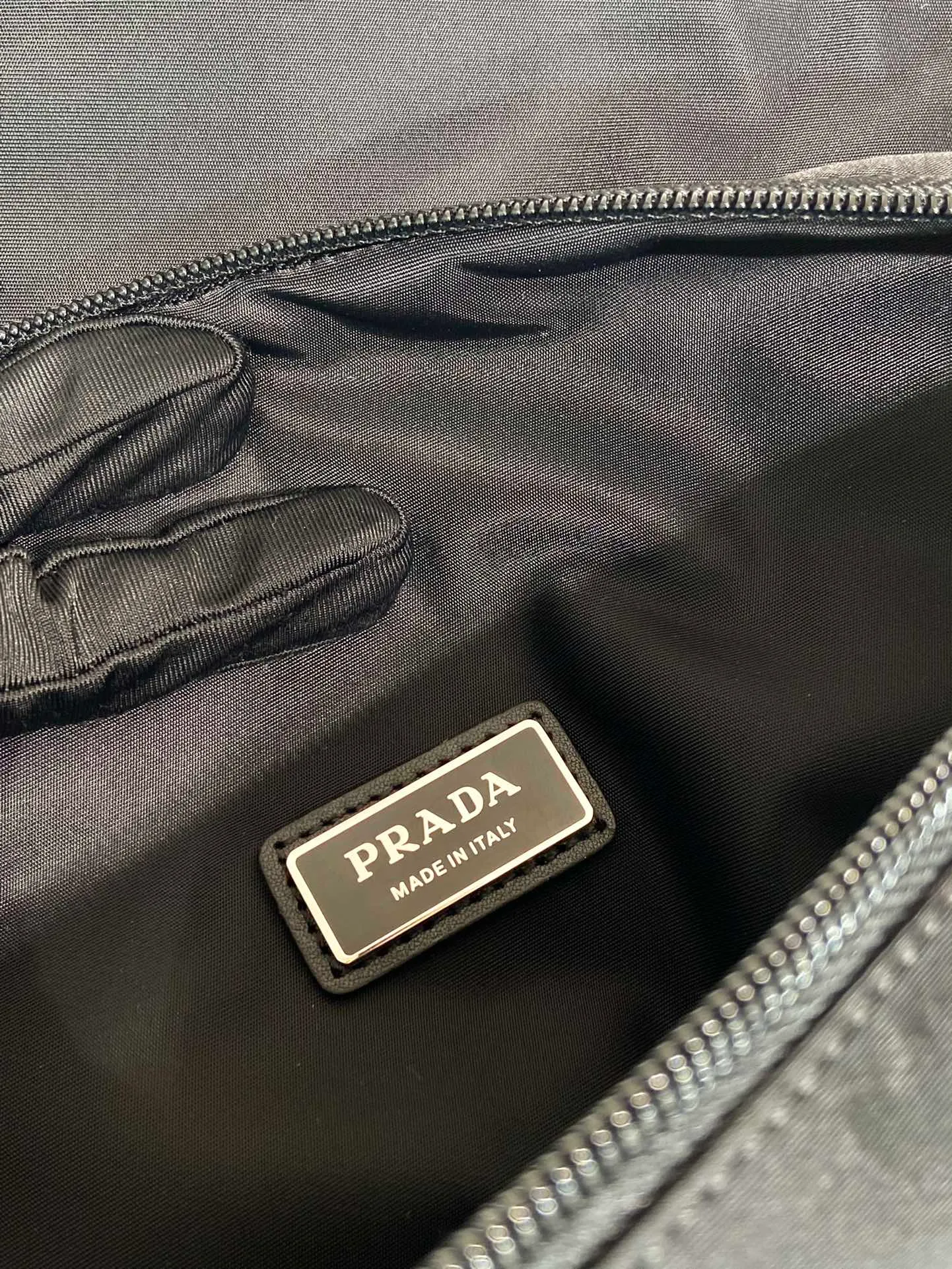 💰1060🎉New style🎉2VH174 chest bag/waist bag🎉🎉 This shoulder bag is made of nylon fabric and calfskin. Featuring a modern appeal, it features an adjustable woven nylon shoulder strap with side buckles, flap top and side buckles, 2 exterior zip pockets, and zip pocket on the back. One pack for three uses. Shoulder/chest bag/waist bag, multifunctional, handsome guy. Hurry up and get it🎉🎉 Length 24x height 18x ​​bottom 5.5cm