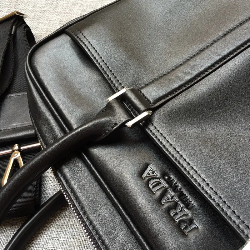 💰1900, P's men's bag 0912, black has been shipped again, counter synchronized, top quality, hurry up if you want it, made of imported calfskin, inside and outside, with pockets on the front and outside, many compartments, 175 OEM code, length 38X height 29cm