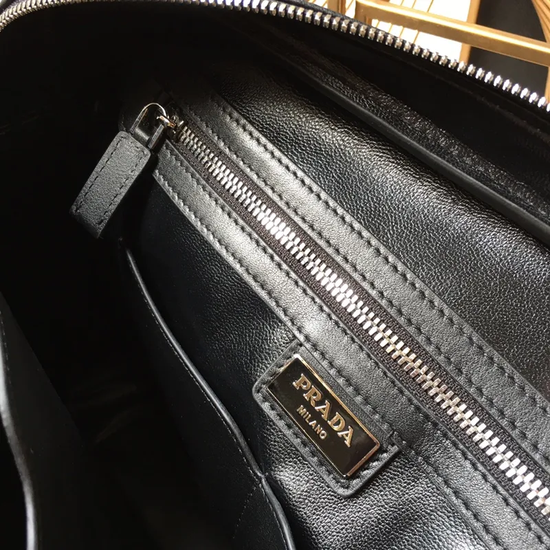 💰1900, P's men's bag 0912, black has been shipped again, counter synchronized, top quality, hurry up if you want it, made of imported calfskin, inside and outside, with pockets on the front and outside, many compartments, 175 OEM code, length 38X height 29cm