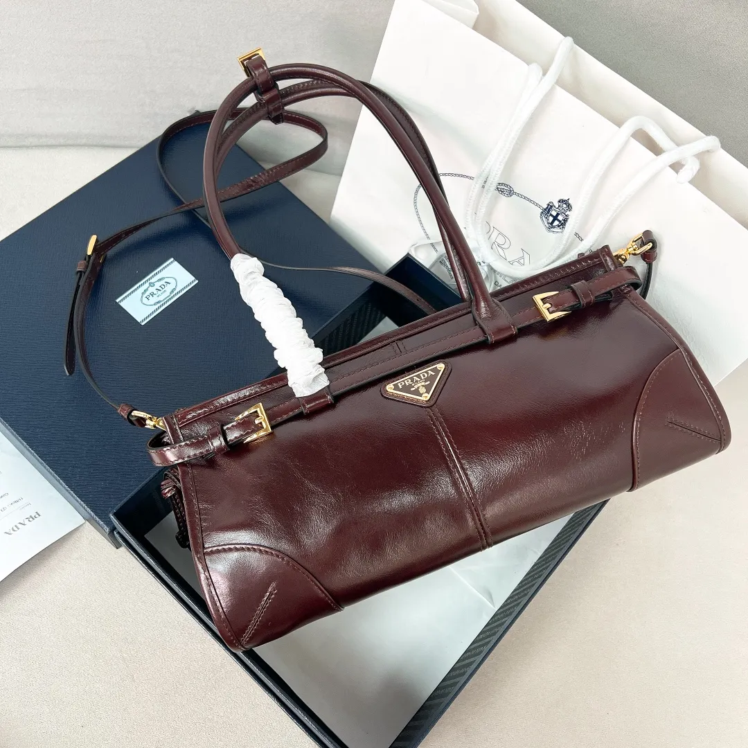 💰1840✨New model debut✨Oil-wax leather LuxSoft handbag with long handle 1BA426 Popular LuxSoftBag Retro oil-wax leather with gold hardware Iconic triangular logo Comes with a long shoulder strap Can be carried on one shoulder or crossbody The fashionable feel is straight forward Size 32*15.5*12