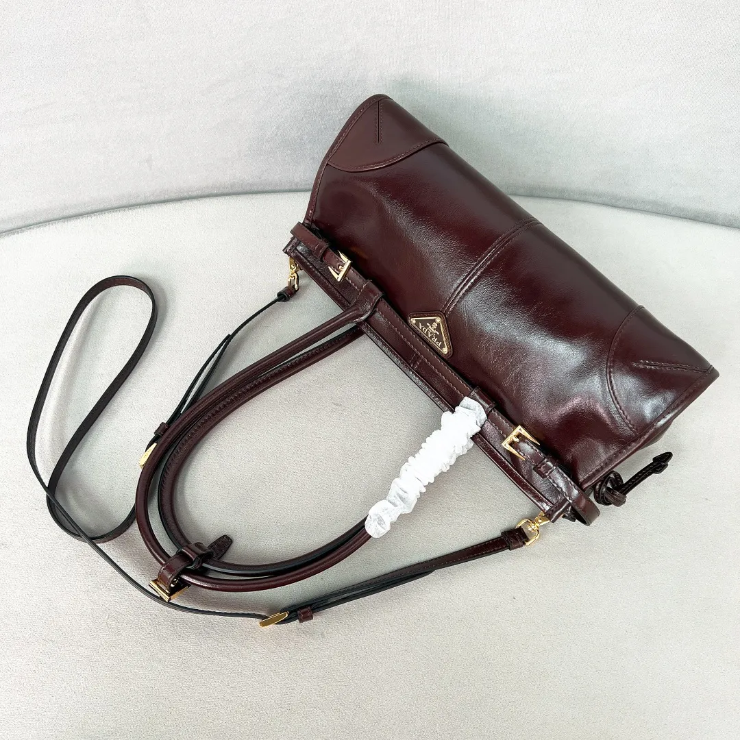 💰1840✨New model debut✨Oil-wax leather LuxSoft handbag with long handle 1BA426 Popular LuxSoftBag Retro oil-wax leather with gold hardware Iconic triangular logo Comes with a long shoulder strap Can be carried on one shoulder or crossbody The fashionable feel is straight forward Size 32*15.5*12