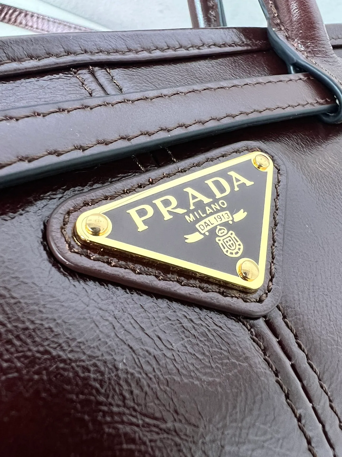 💰1840✨New model debut✨Oil-wax leather LuxSoft handbag with long handle 1BA426 Popular LuxSoftBag Retro oil-wax leather with gold hardware Iconic triangular logo Comes with a long shoulder strap Can be carried on one shoulder or crossbody The fashionable feel is straight forward Size 32*15.5*12