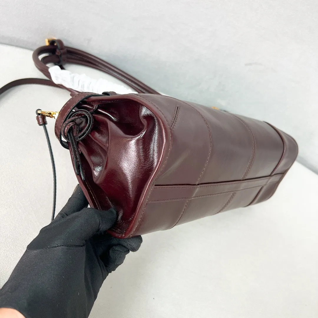 💰1840✨New model debut✨Oil-wax leather LuxSoft handbag with long handle 1BA426 Popular LuxSoftBag Retro oil-wax leather with gold hardware Iconic triangular logo Comes with a long shoulder strap Can be carried on one shoulder or crossbody The fashionable feel is straight forward Size 32*15.5*12