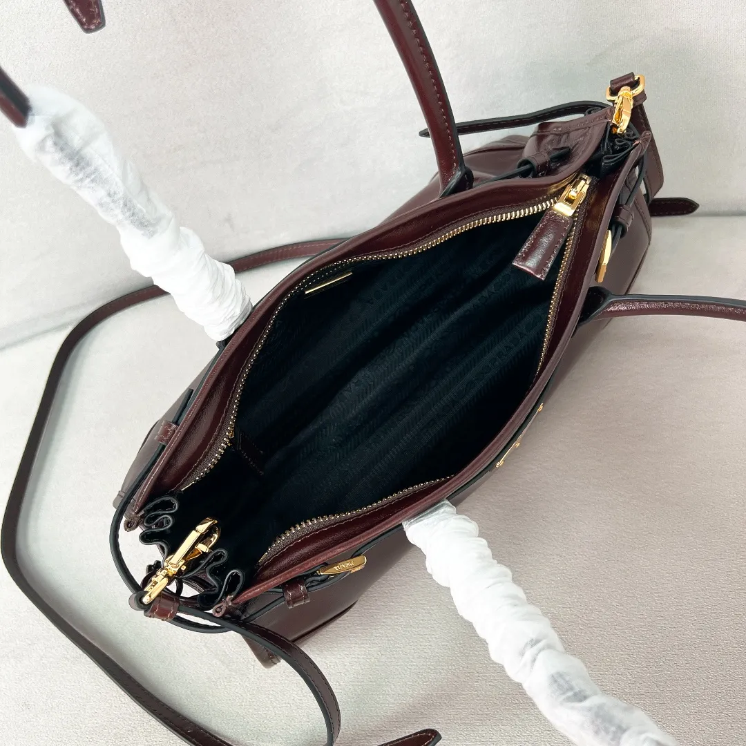 💰1840✨New model debut✨Oil-wax leather LuxSoft handbag with long handle 1BA426 Popular LuxSoftBag Retro oil-wax leather with gold hardware Iconic triangular logo Comes with a long shoulder strap Can be carried on one shoulder or crossbody The fashionable feel is straight forward Size 32*15.5*12