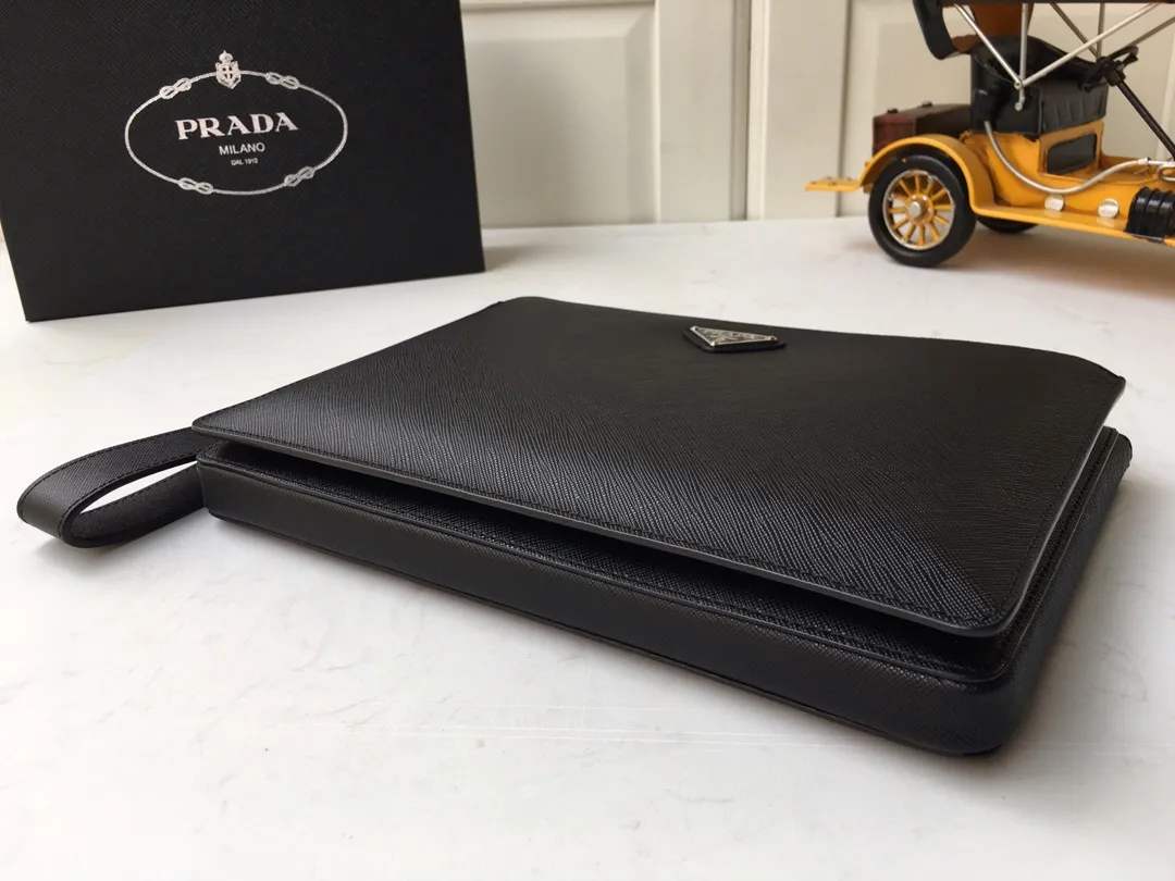 💰1120🎉Exclusive debut🎉2VF024 handbag, made of imported Saffiano leather material, top metal hardware accessories, triangular enamel logo, detachable leather wrist strap, two main synthetic compartments with top zipper, center pocket, magnetic buckle closure, practical and elegant, men hurry up👍👍. Length 28x height 18x ​​bottom 3cm👍👍👍