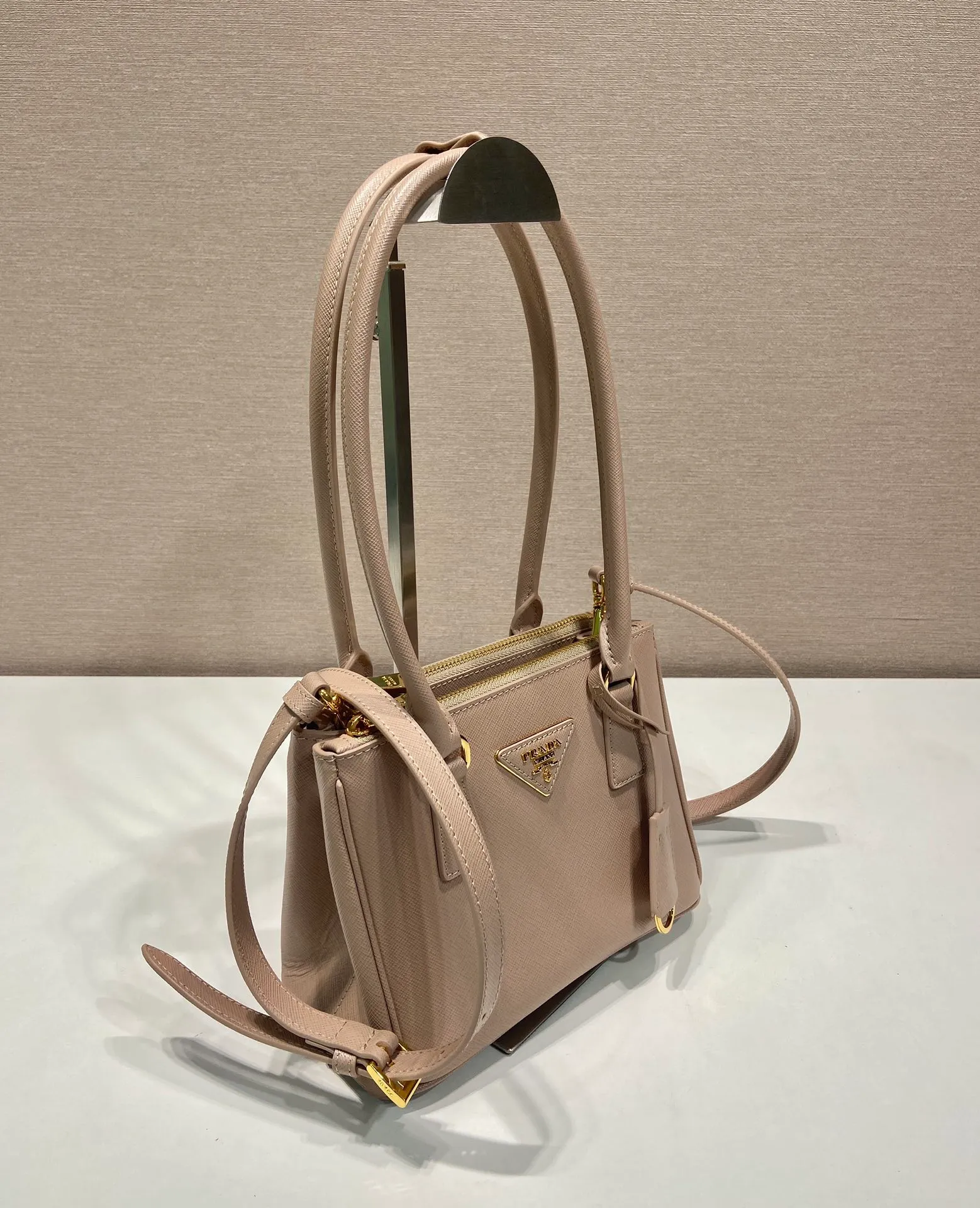 💰1760🎉mini killer bag🎉1BA906 long handle🎉🎉 This mini killer bag with long handle is made of imported cross-grain cowhide and top brushed hardware. The handbag is simple, elegant and practical in design. The Galleria handbag fully embodies the definition of "classic". It is equipped with a detachable long shoulder strap, which can be carried on the shoulder, hand-carried or cross-body. It is a multi-functional long-handle style. It is another popular style that will never go out of style. Ladies and sisters, hurry up and get it. 🎉Length 20xH13.5xH 9.5cm🎉🎉🎉👏👏👏