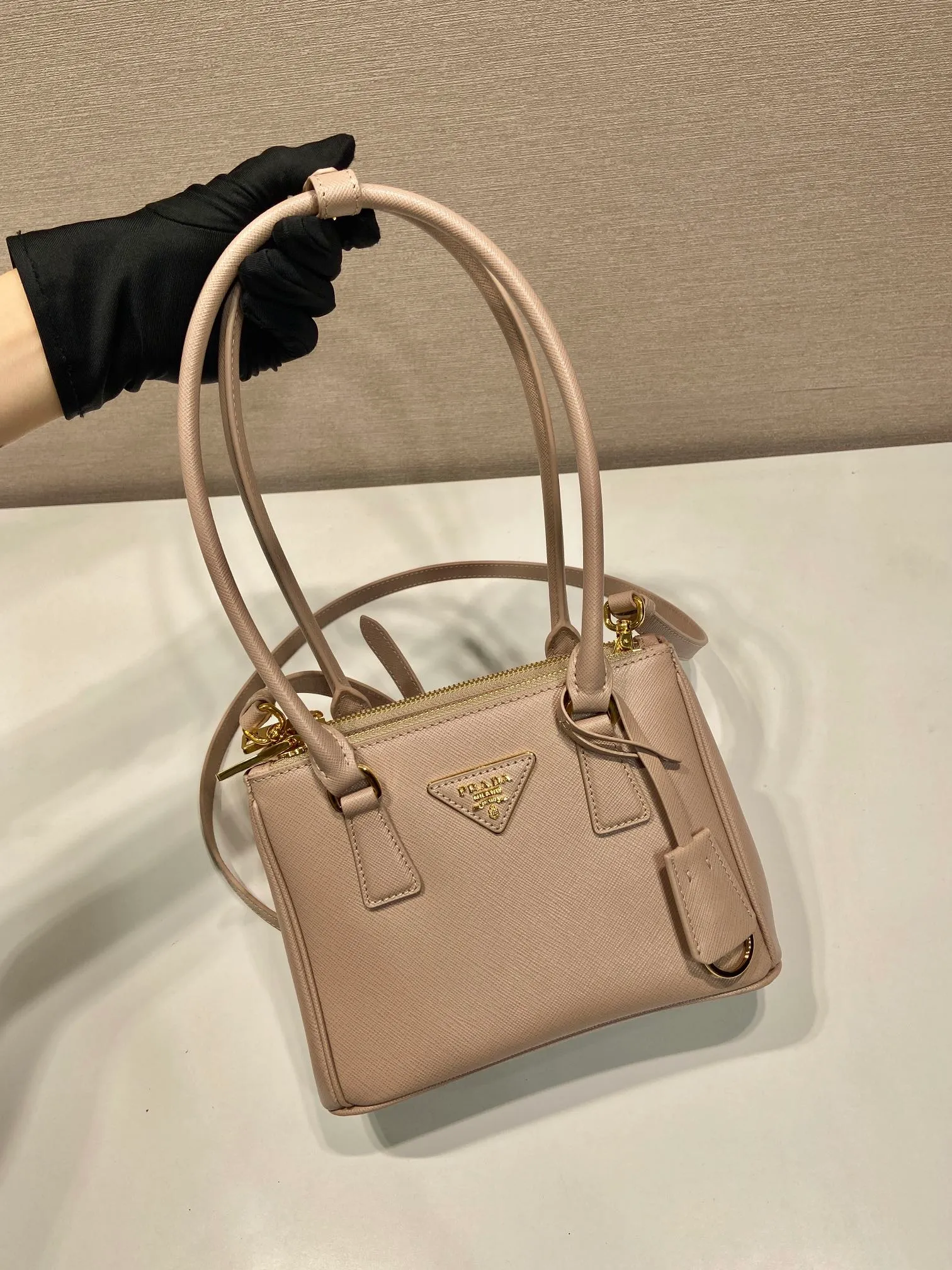 💰1760🎉mini killer bag🎉1BA906 long handle🎉🎉 This mini killer bag with long handle is made of imported cross-grain cowhide and top brushed hardware. The handbag is simple, elegant and practical in design. The Galleria handbag fully embodies the definition of "classic". It is equipped with a detachable long shoulder strap, which can be carried on the shoulder, hand-carried or cross-body. It is a multi-functional long-handle style. It is another popular style that will never go out of style. Ladies and sisters, hurry up and get it. 🎉Length 20xH13.5xH 9.5cm🎉🎉🎉👏👏👏