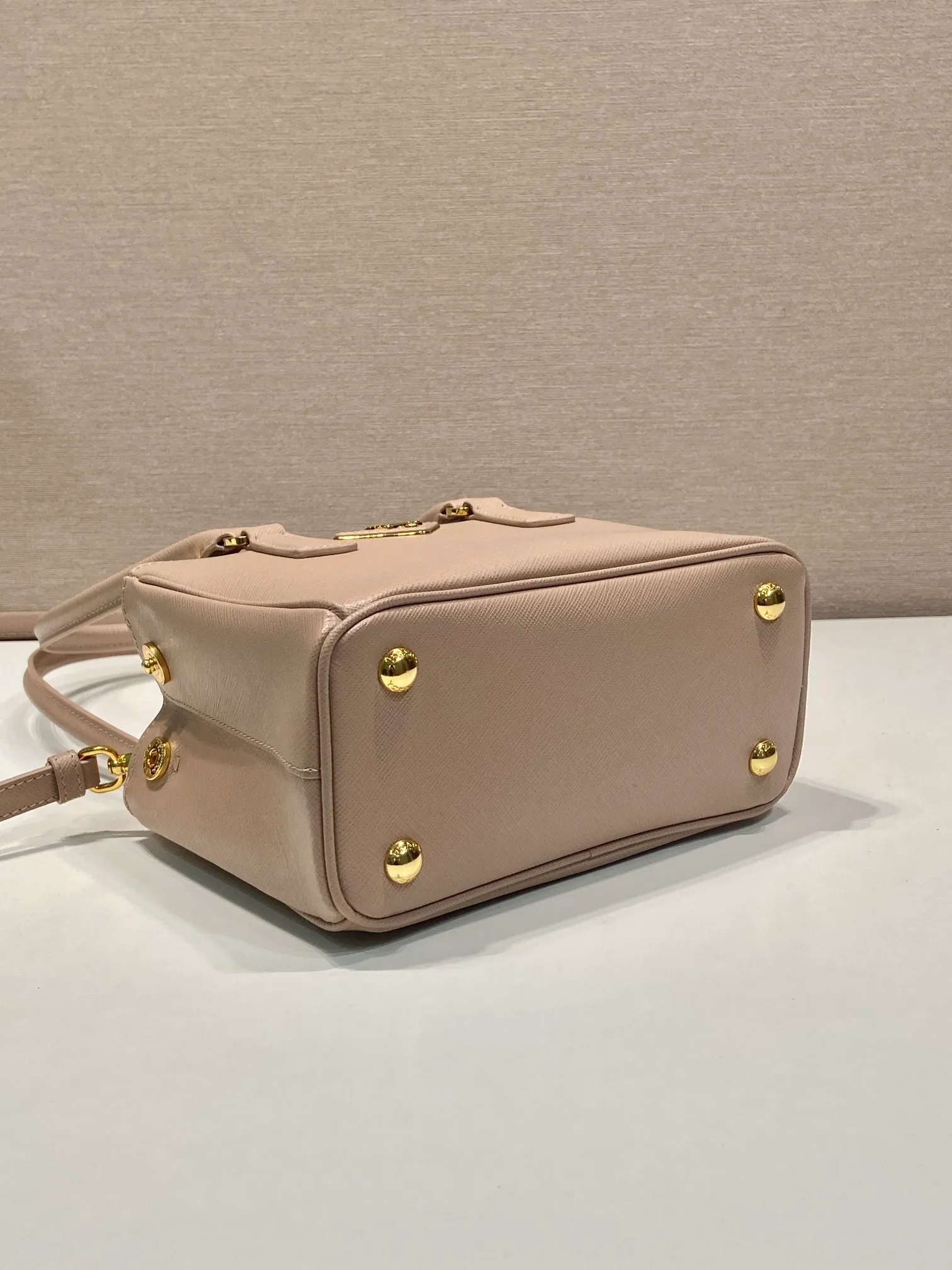 💰1760🎉mini killer bag🎉1BA906 long handle🎉🎉 This mini killer bag with long handle is made of imported cross-grain cowhide and top brushed hardware. The handbag is simple, elegant and practical in design. The Galleria handbag fully embodies the definition of "classic". It is equipped with a detachable long shoulder strap, which can be carried on the shoulder, hand-carried or cross-body. It is a multi-functional long-handle style. It is another popular style that will never go out of style. Ladies and sisters, hurry up and get it. 🎉Length 20xH13.5xH 9.5cm🎉🎉🎉👏👏👏