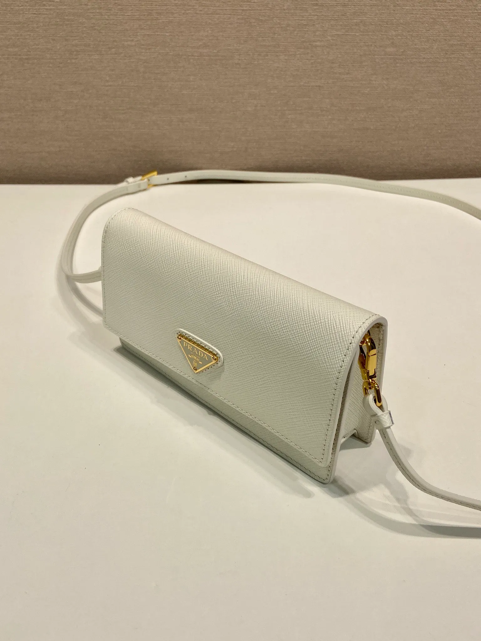💰780🎉New mini handbag🎉1NF059 mobile phone bag🎉🎉 This mini handbag is made of Saffiano leather material, with simple and elegant geometric shape and charm, and flip-top magnetic buckle design. Detachable and adjustable leather shoulder strap with internal clip. Also doubles as a handbag/wallet. It has strong functionality and is a popular style that will never go out of style. Baby, hurry up and get it🎉🎉 Length 18x Height 9.5x Bottom 3cm🎉🎉🎉💰💰💰