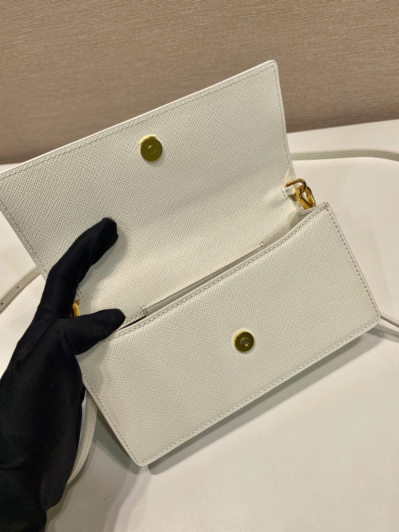 💰780🎉New mini handbag🎉1NF059 mobile phone bag🎉🎉 This mini handbag is made of Saffiano leather material, with simple and elegant geometric shape and charm, and flip-top magnetic buckle design. Detachable and adjustable leather shoulder strap with internal clip. Also doubles as a handbag/wallet. It has strong functionality and is a popular style that will never go out of style. Baby, hurry up and get it🎉🎉 Length 18x Height 9.5x Bottom 3cm🎉🎉🎉💰💰💰