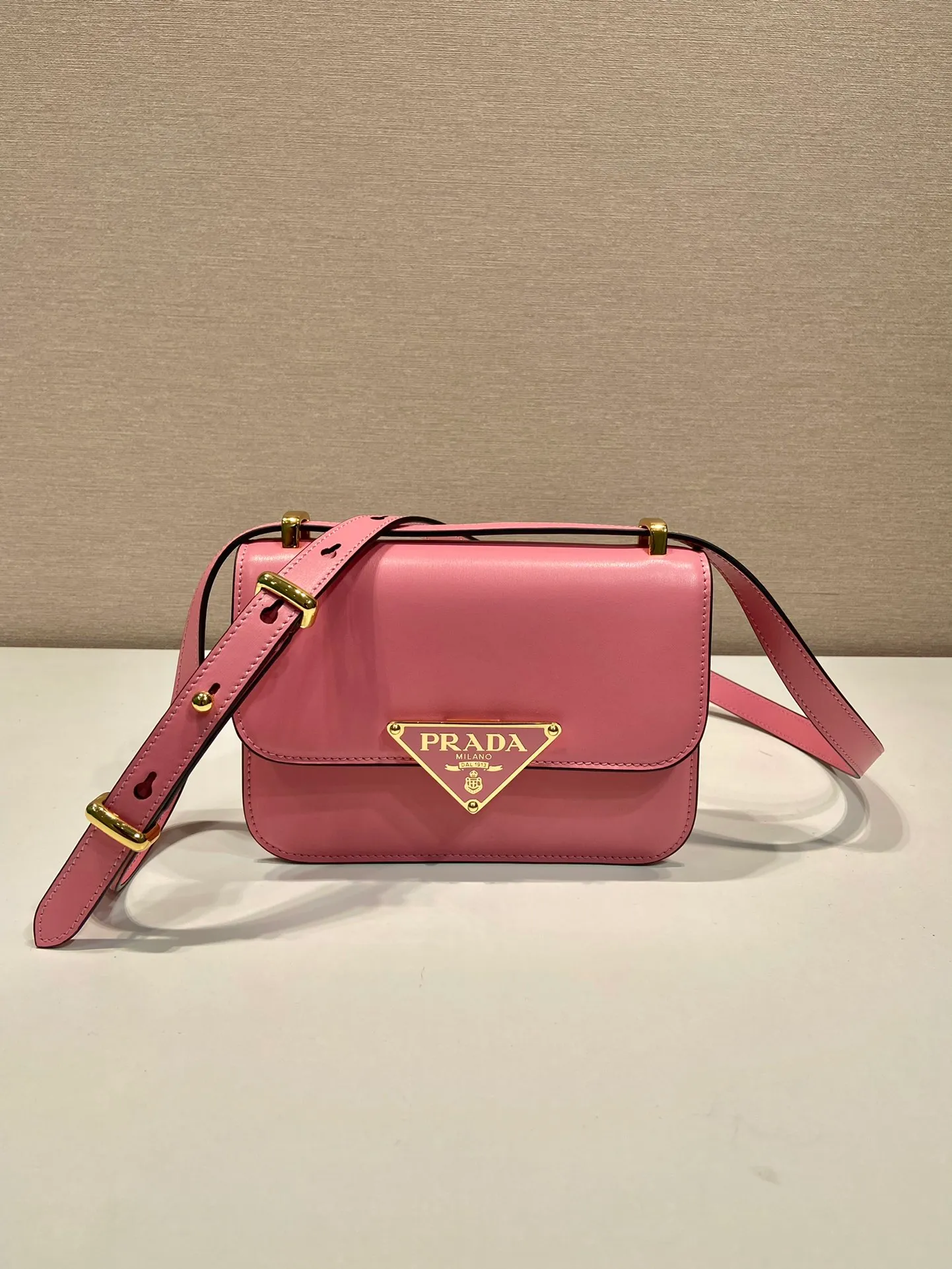 💰1520🎉New messenger bag🎉1BD340🎉🎉 This shoulder bag is made of oiled cowhide. The corner design gives the bag a modern style, the adjustable leather handle can be worn on the shoulder or cross-body, and the enameled metal triangular logo flap is decorated with a snap lock. Full of high-end feel, the top of your back instantly transforms into a girly girl, with large capacity and space. Fashionable and practical, get it now🎉👏 Length 20x Height 13.5x Bottom 5.5cm👏👏👏🎉🎉🎉