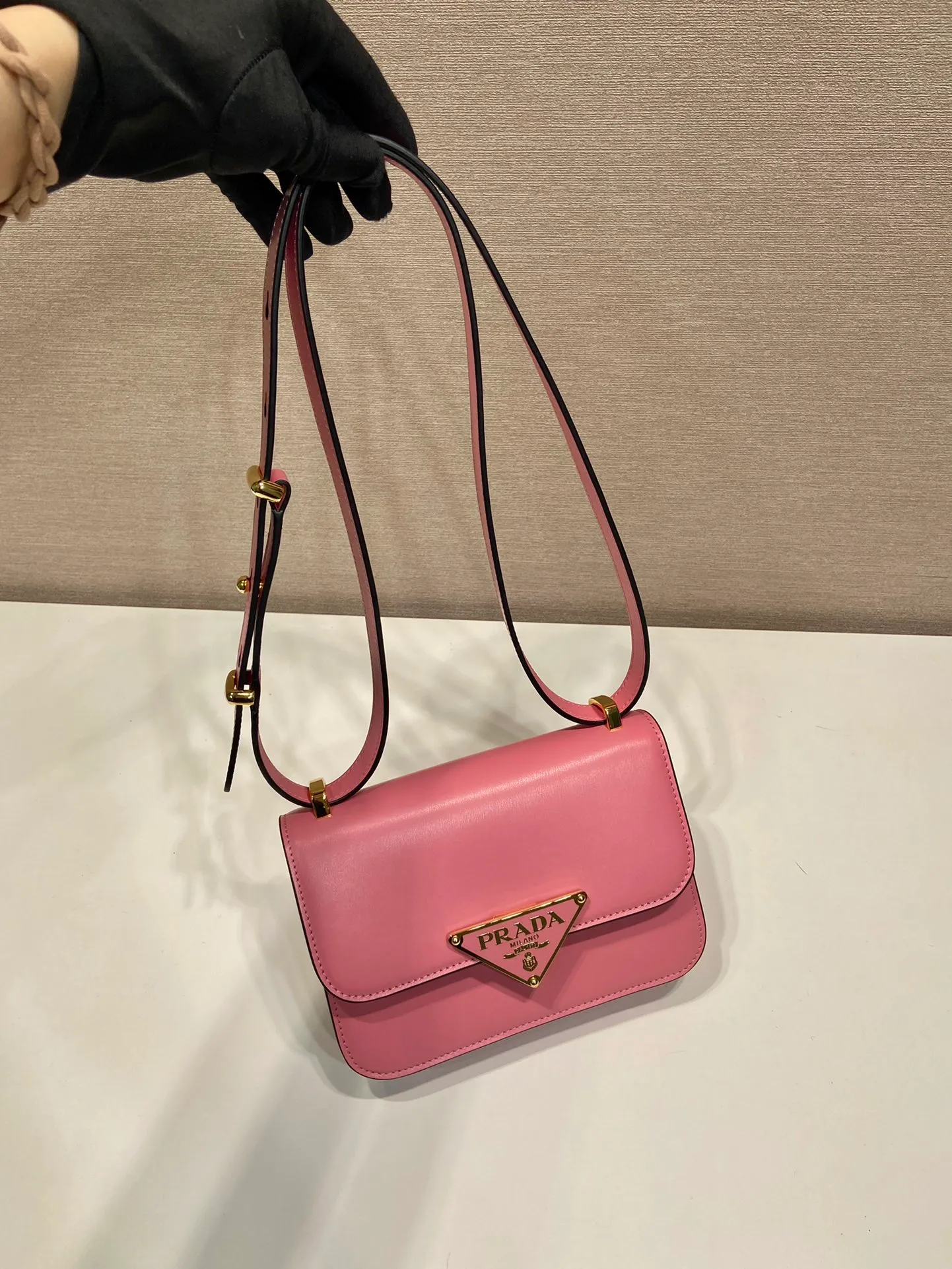 💰1520🎉New messenger bag🎉1BD340🎉🎉 This shoulder bag is made of oiled cowhide. The corner design gives the bag a modern style, the adjustable leather handle can be worn on the shoulder or cross-body, and the enameled metal triangular logo flap is decorated with a snap lock. Full of high-end feel, the top of your back instantly transforms into a girly girl, with large capacity and space. Fashionable and practical, get it now🎉👏 Length 20x Height 13.5x Bottom 5.5cm👏👏👏🎉🎉🎉